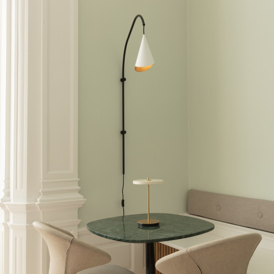 Eleganter Time Flies Stuhl von Umage in sanftem Weiß, ideal für stilvolle Interiors, mit komfortablen Armlehnen und modernem Flair.