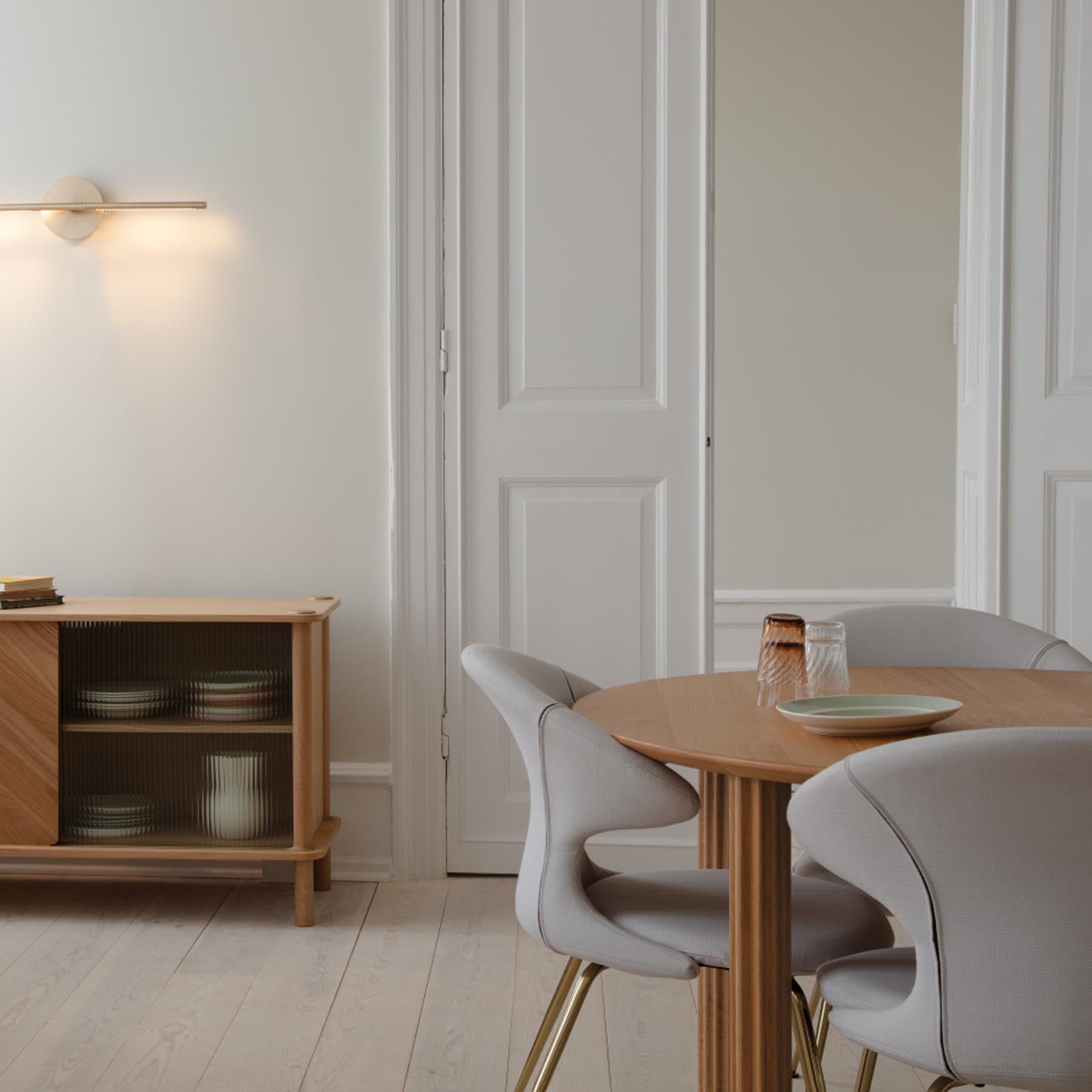 Eleganter Time Flies Stuhl mit Armlehnen in stilvollem Sterling, ideal für modernes Wohndesign und Komfort.