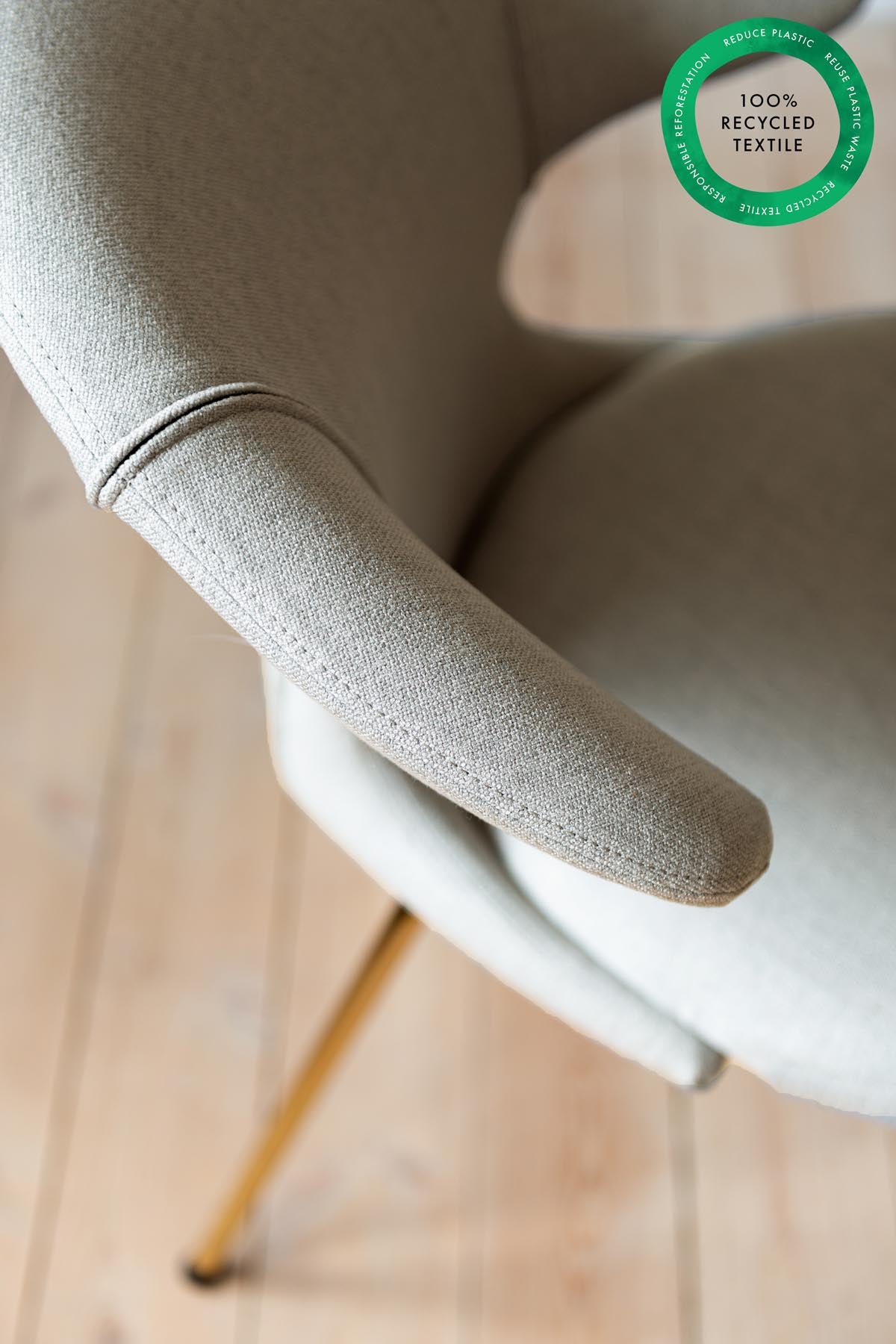 Eleganter Time Flies Stuhl mit Armlehnen in stilvollem Sterling, ideal für komfortable und geschmackvolle Einrichtungsideen.