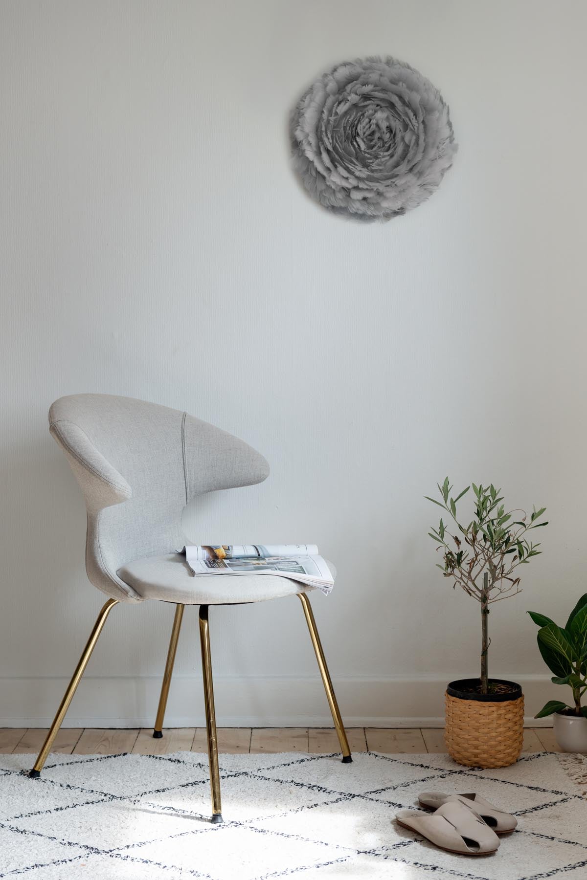 Eleganter Time Flies Stuhl mit Armlehnen in stilvollem Sterling, ideal für komfortable und moderne Wohnambiente.