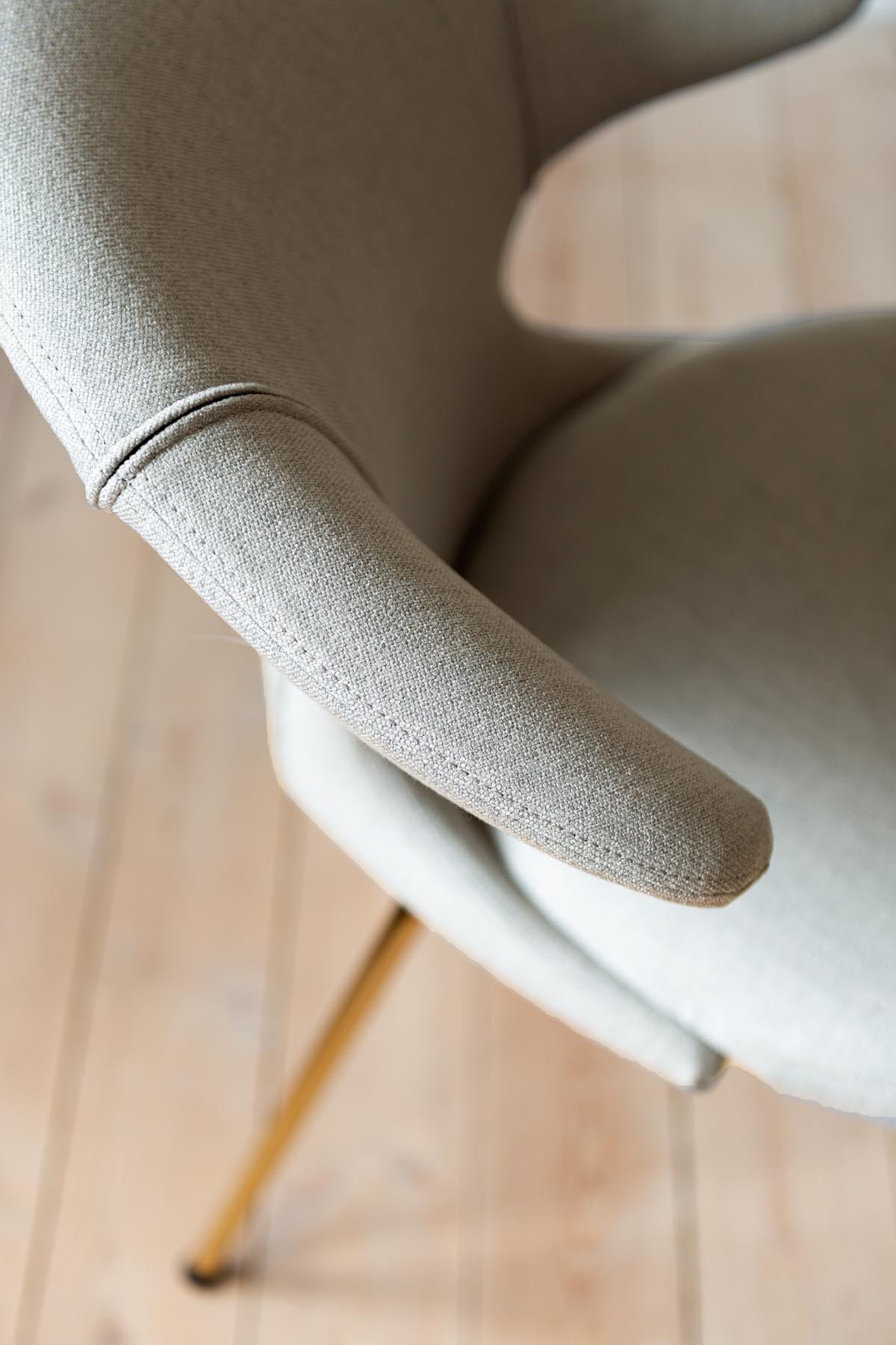 Eleganter Time Flies Stuhl mit Armlehnen in stilvollem Sterling, ideal für komfortable und geschmackvolle Wohnräume.