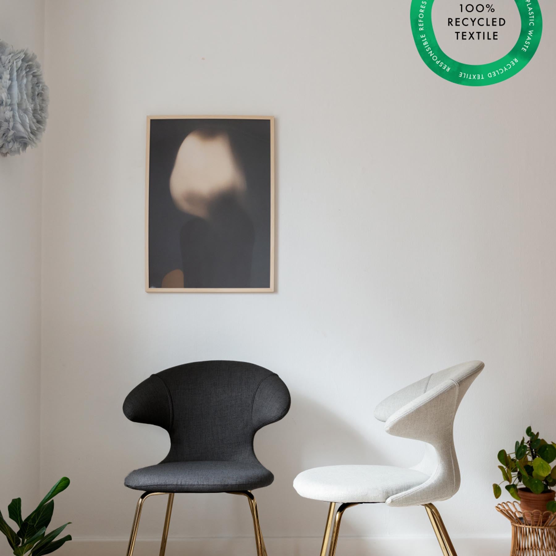 Eleganter Time Flies Stuhl mit Armlehnen im trendigen Shadow-Finish, ideal für komfortable Sitzgelegenheiten und modernes Wohndesign.