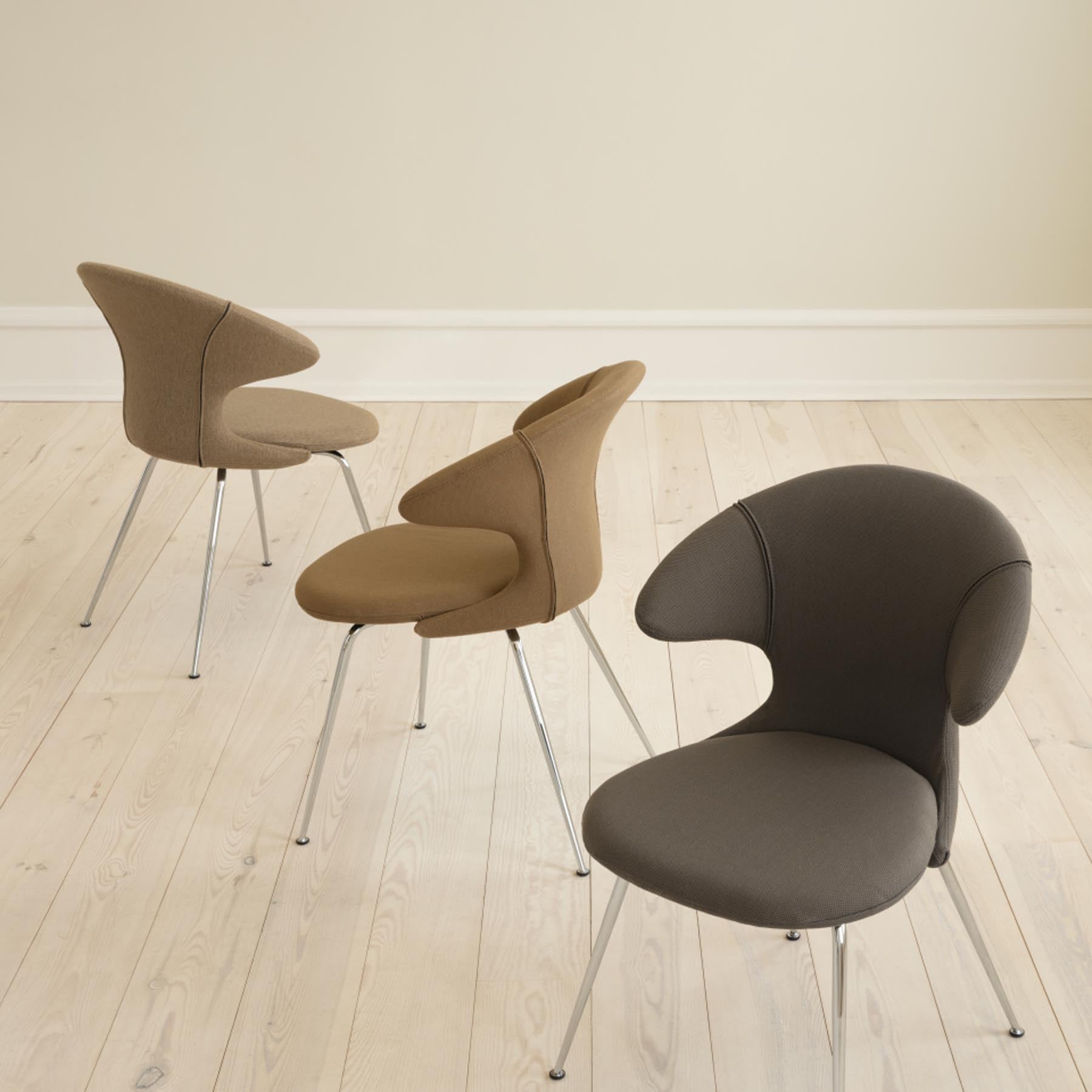 Moderner Time Flies Stuhl von Umage in warmem Caramel, perfekt für stilvolle Akzente und gemütliche Sitzgelegenheiten.