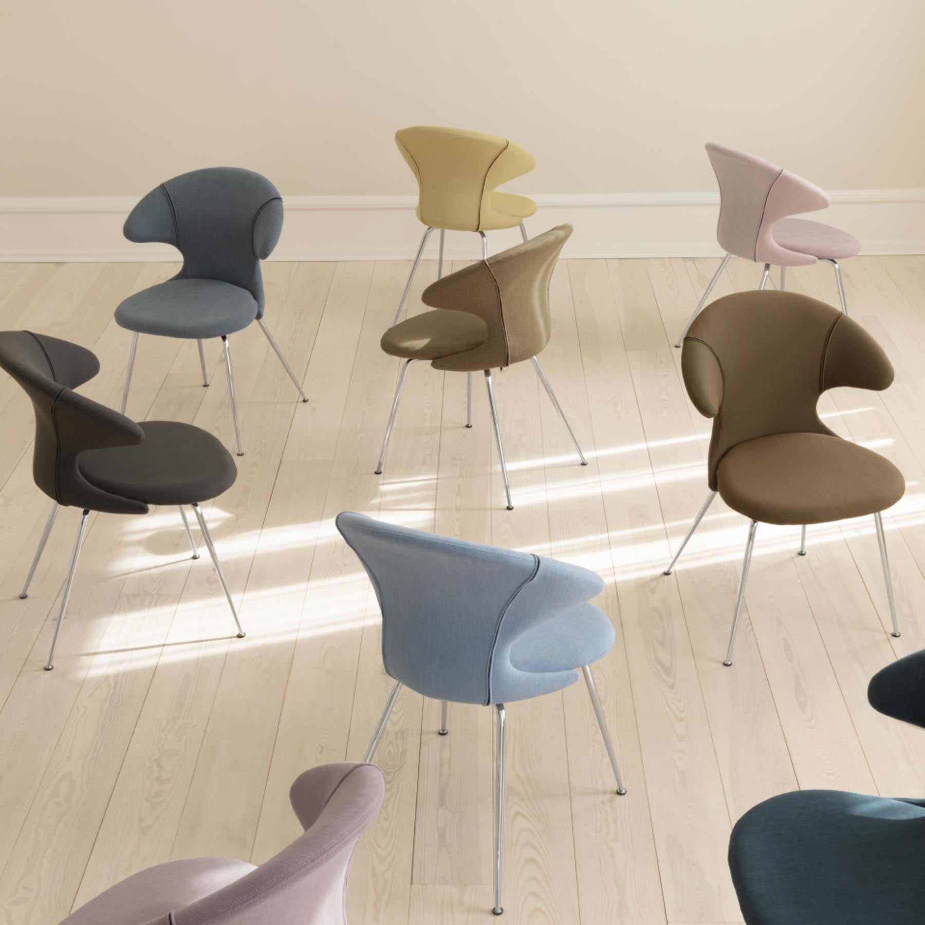Eleganter Time Flies Stuhl in Jet Air Blue mit Armlehnen, ideal für stilvolle Wohnräume, präsentiert von Umage.