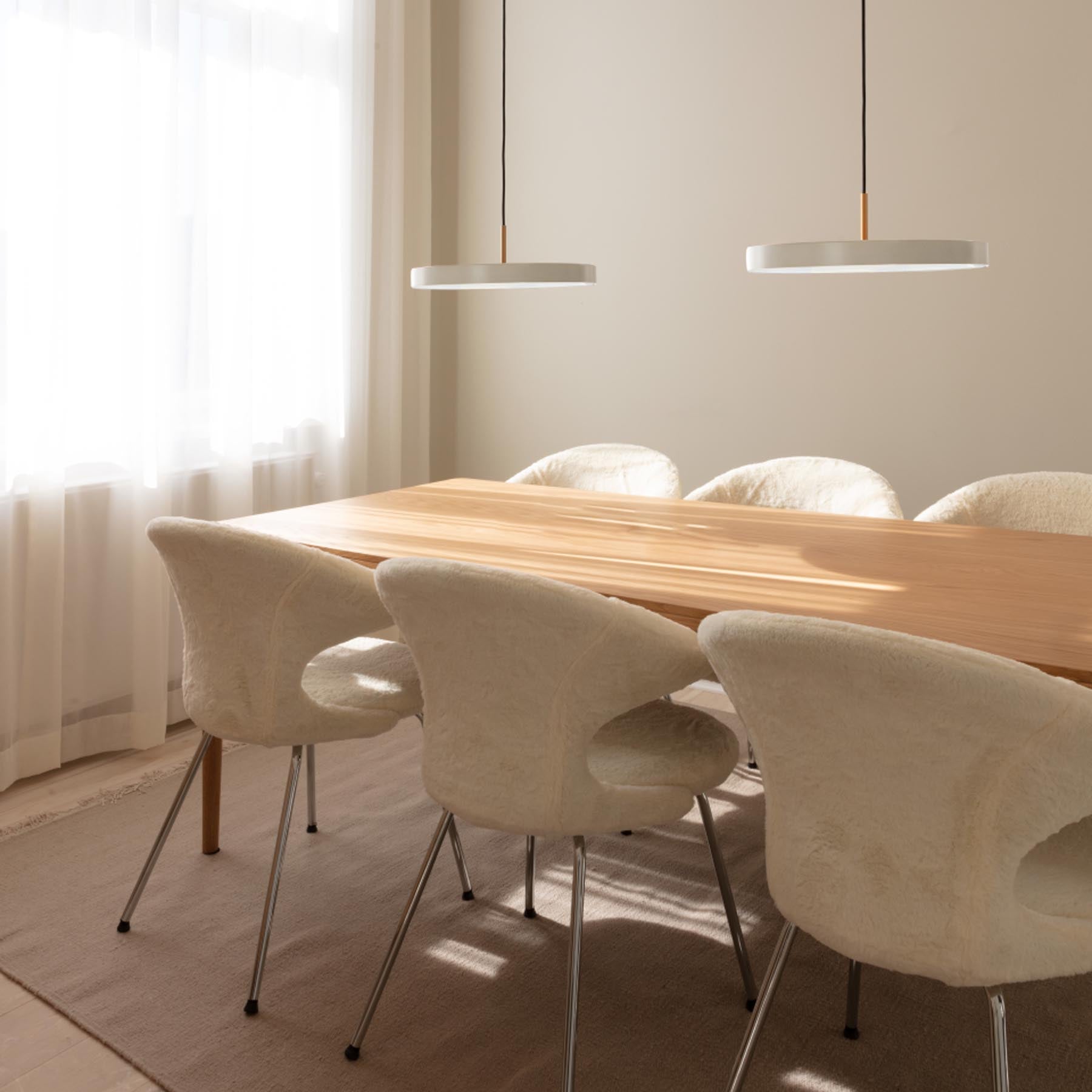 Moderner Time Flies Stuhl in Teddy White, perfekt für jedes Zuhause. Bequeme Armlehnen und ansprechendes Design vereinen Stil und Komfort.