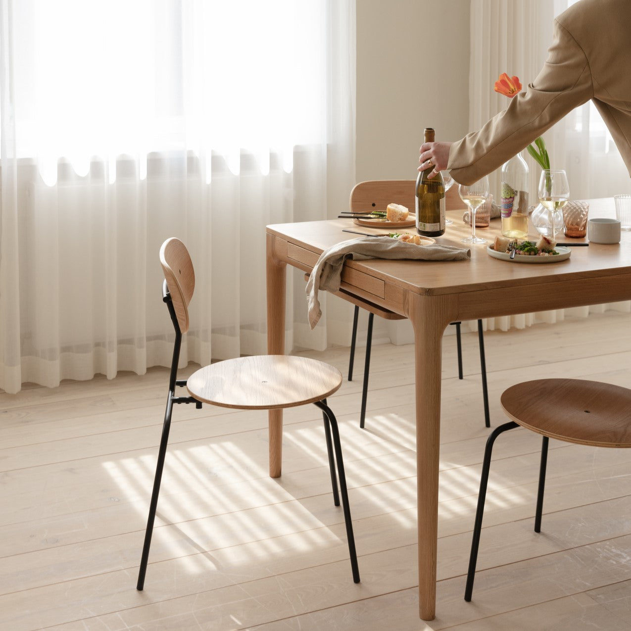 Eleganter gepolsterter Curious Stuhl von Umage in Eiche, ideal für stilvolle Wohnräume und modernes Design. Perfekte Kombination aus Komfort und Ästhetik.