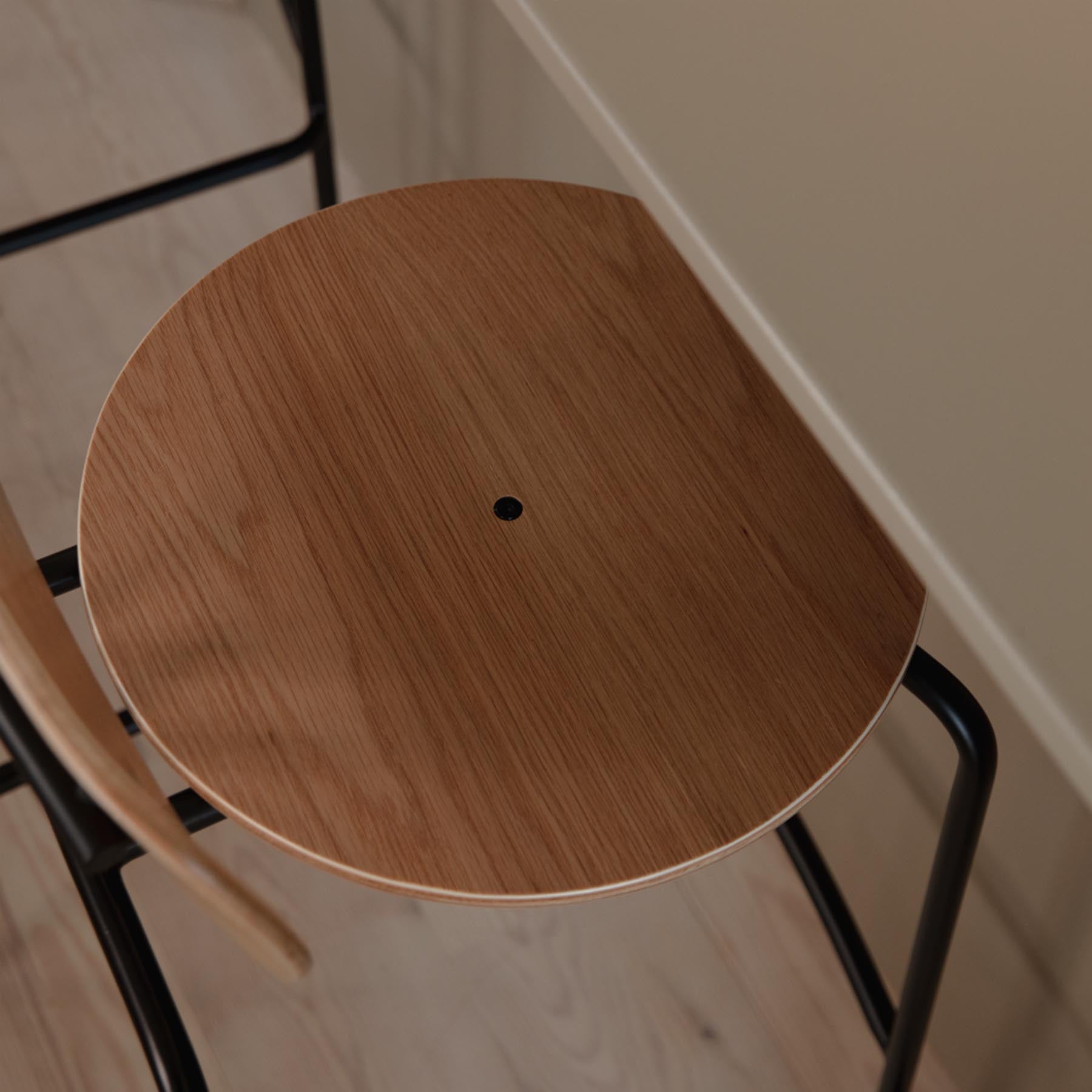 Eleganter Curious Barstuhl in Sugar Brown von Umage, ideal für stilvolle Wohnräume und moderne Bars. Hochwertiges Design trifft Komfort.