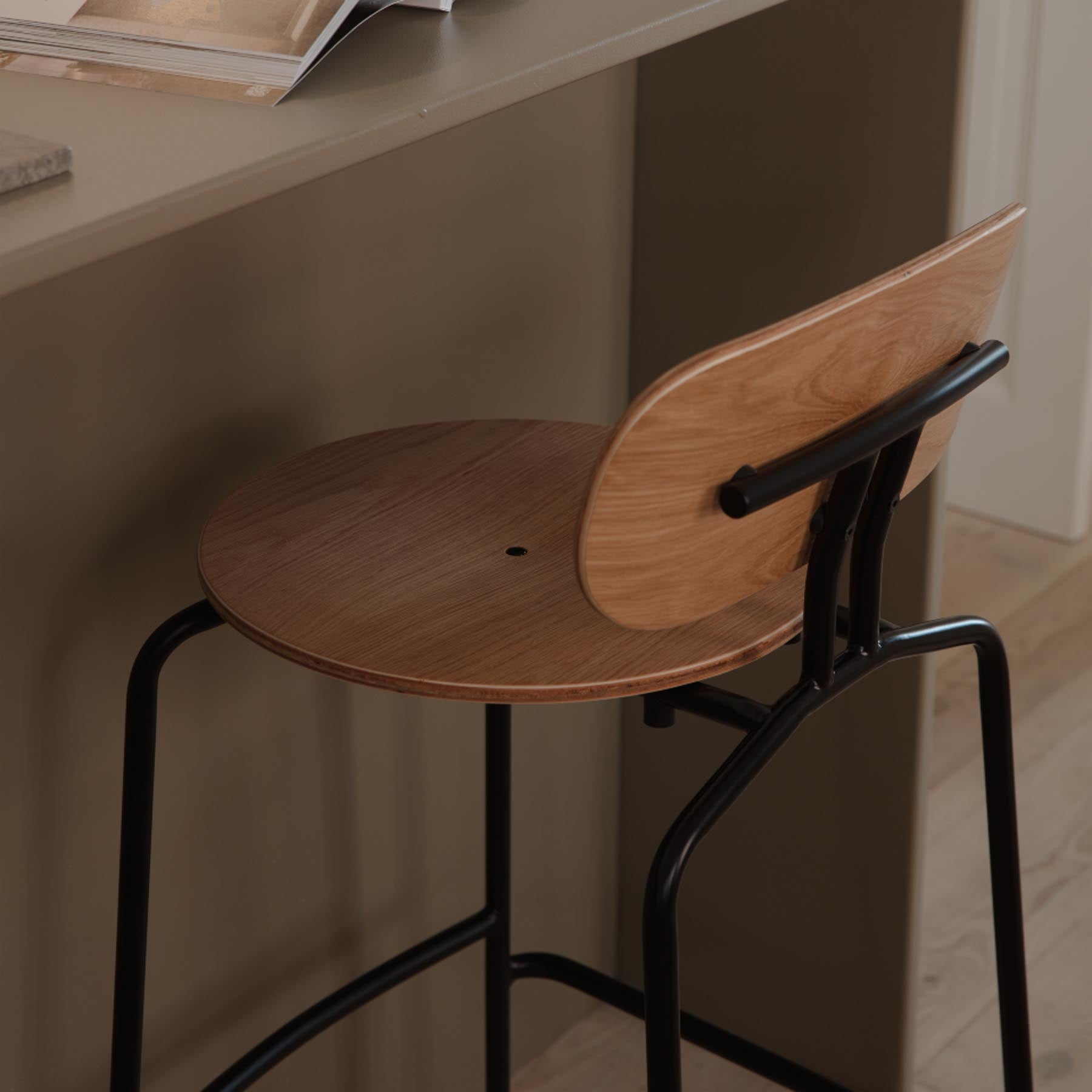 Eleganter Curious Barstuhl von Umage in Shadow, ideal für trendige Bars und stilvolle Wohnräume. Vereint Komfort und modernes Design.