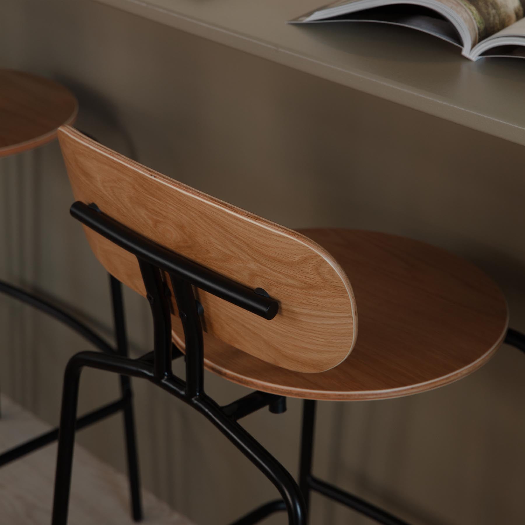 Eleganter Curious Barstuhl von Umage, der durch sein minimalistisches Design und die hochwertige Verarbeitung besticht, ideal für jede Bar oder Küche.