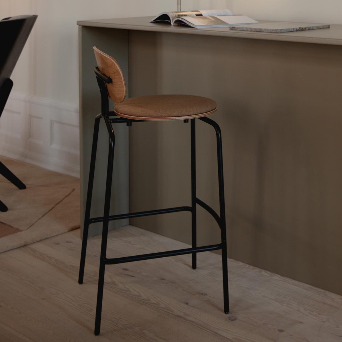 Curious Barstuhl in Sugar Brown präsentiert im Onlineshop von KAQTU Design AG. Barstuhl ist von Umage