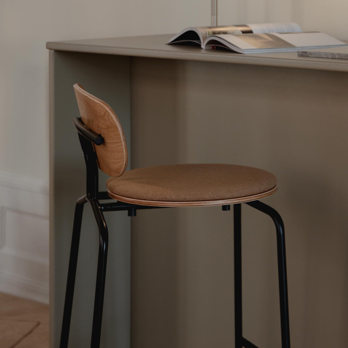 Curious Barstuhl in Sugar Brown präsentiert im Onlineshop von KAQTU Design AG. Barstuhl ist von Umage