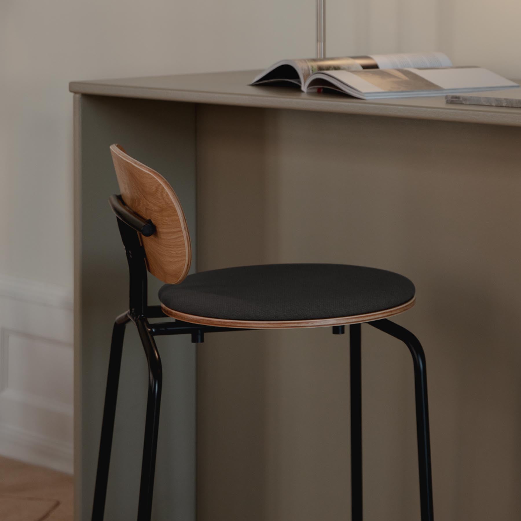 Eleganter Curious Barstuhl von Umage in Shadow, ideal für trendige Bars und einladende Esszimmer. Komfort trifft auf modernes Design.