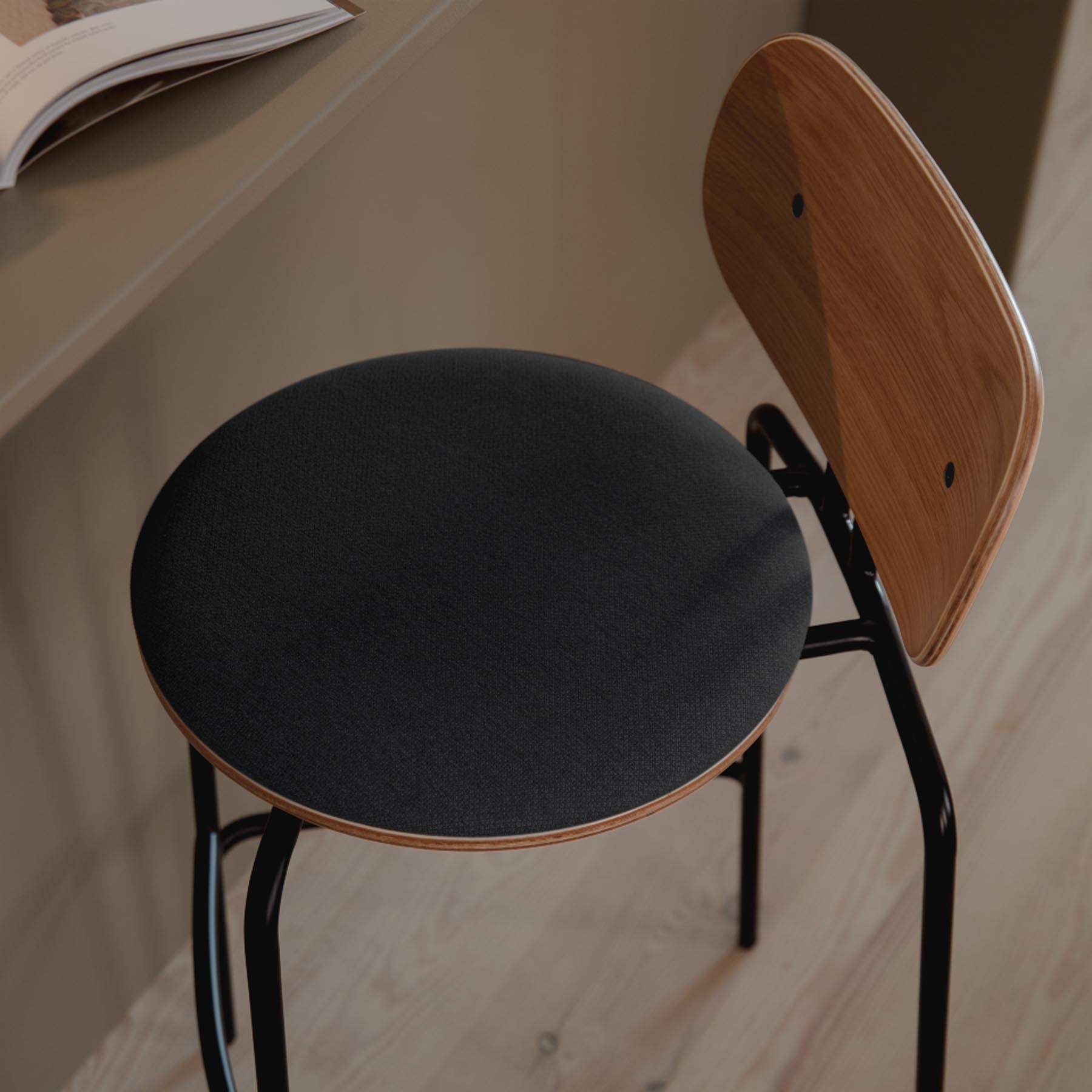 Stylischer Curious Barstuhl von Umage in Shadow, perfekt für moderne Wohnräume und gemütliche Bar-Atmosphäre. Hochwertige Verarbeitung und ansprechendes Design.