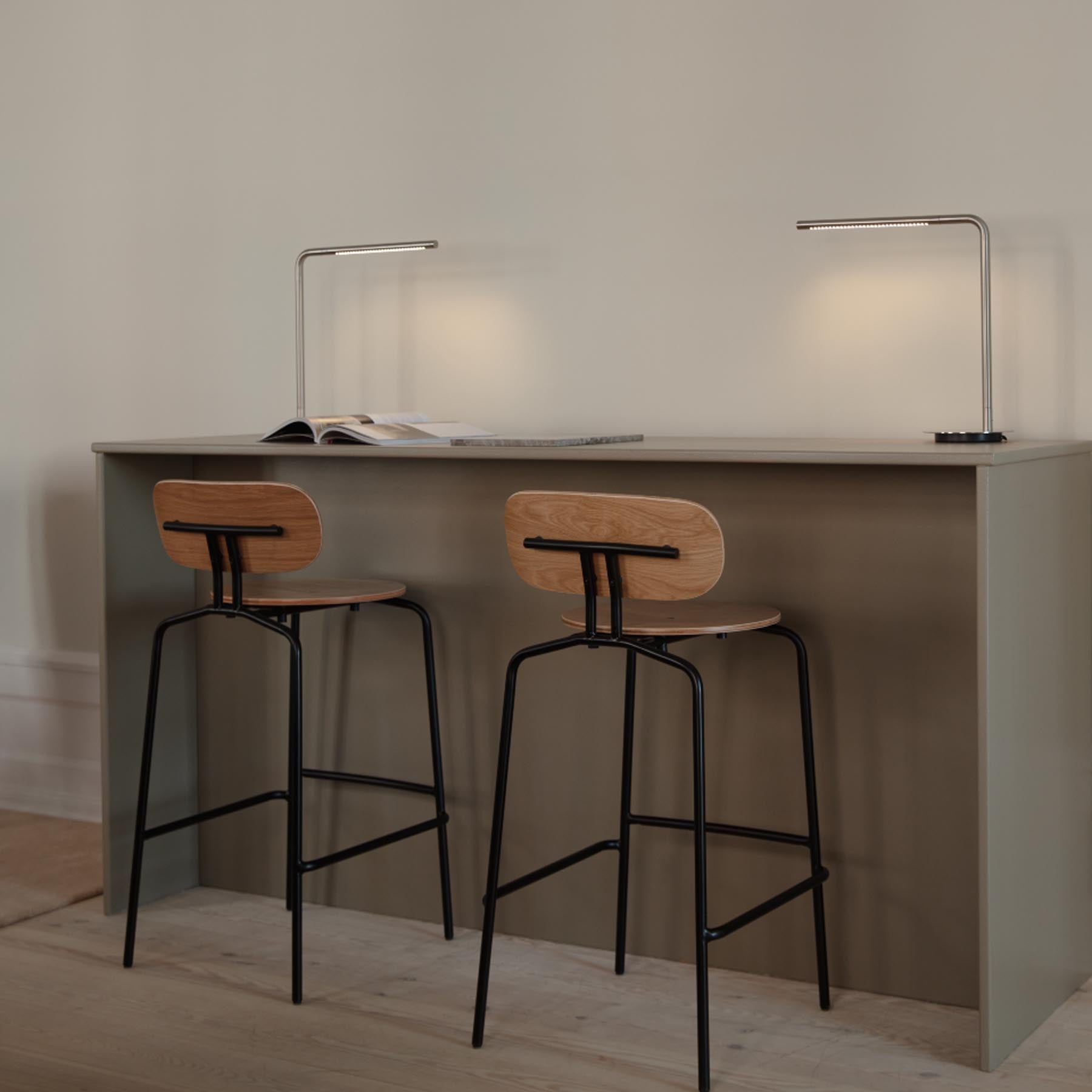 Eleganter Curious Barstuhl von Umage in Shadow, ideal für stilvolle Bars und Essbereiche. Bequeme Sitzgelegenheit mit modernem Flair.