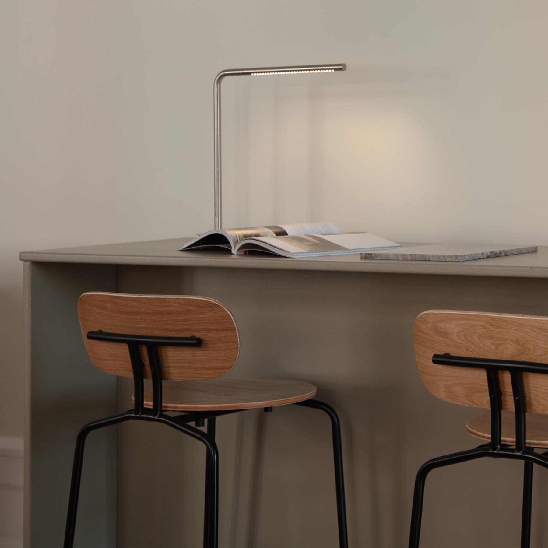 Moderner Curious Barstuhl von Umage in Shadow, perfekt für trendige Bars und Esszimmer. Bietet Komfort und zeitgemäßes Design.