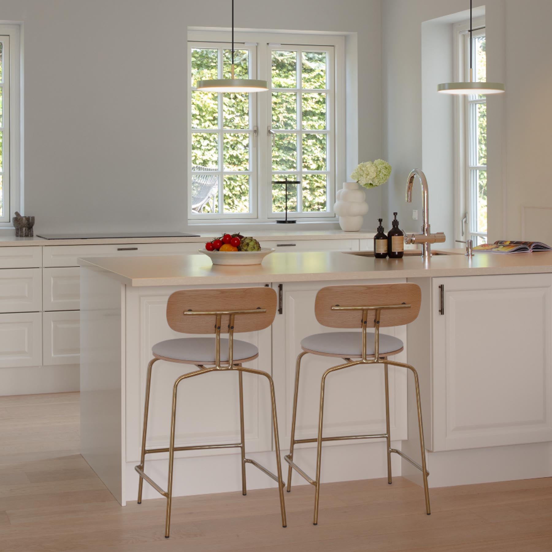 Eleganter Curious Counter-Stuhl von Umage in stilvollem Sterling, ideal für moderne Bar- und Kücheneinrichtungen.