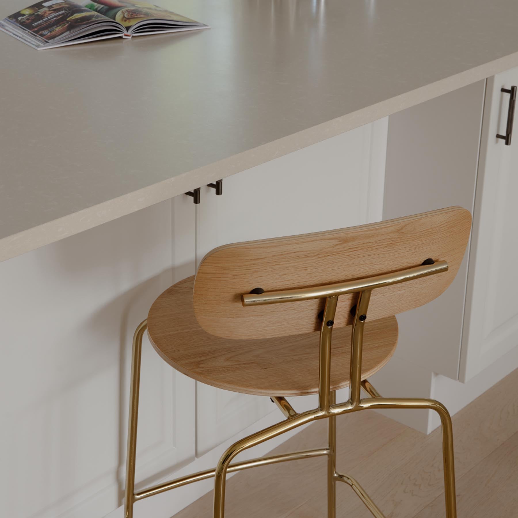 Eleganter Curious Counter-Stuhl in Teddy White von Umage, ideal für moderne Küchen und Bars, vereint Komfort und stilvolles Design.