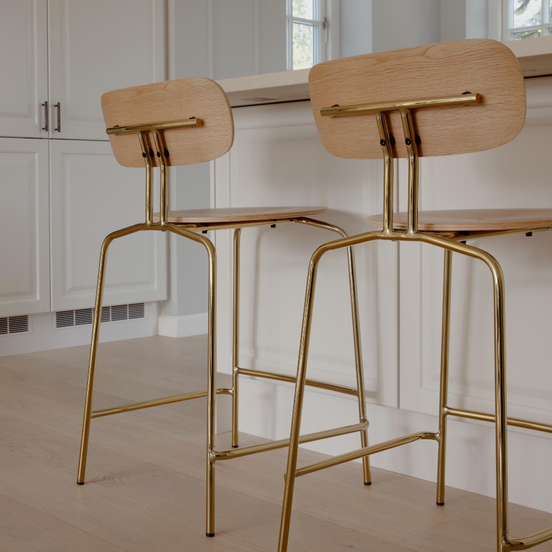 Eleganter Curious Counter-Stuhl von Umage in Eiche, ideal für moderne Küchen und Bars, vereint Stil und Komfort.