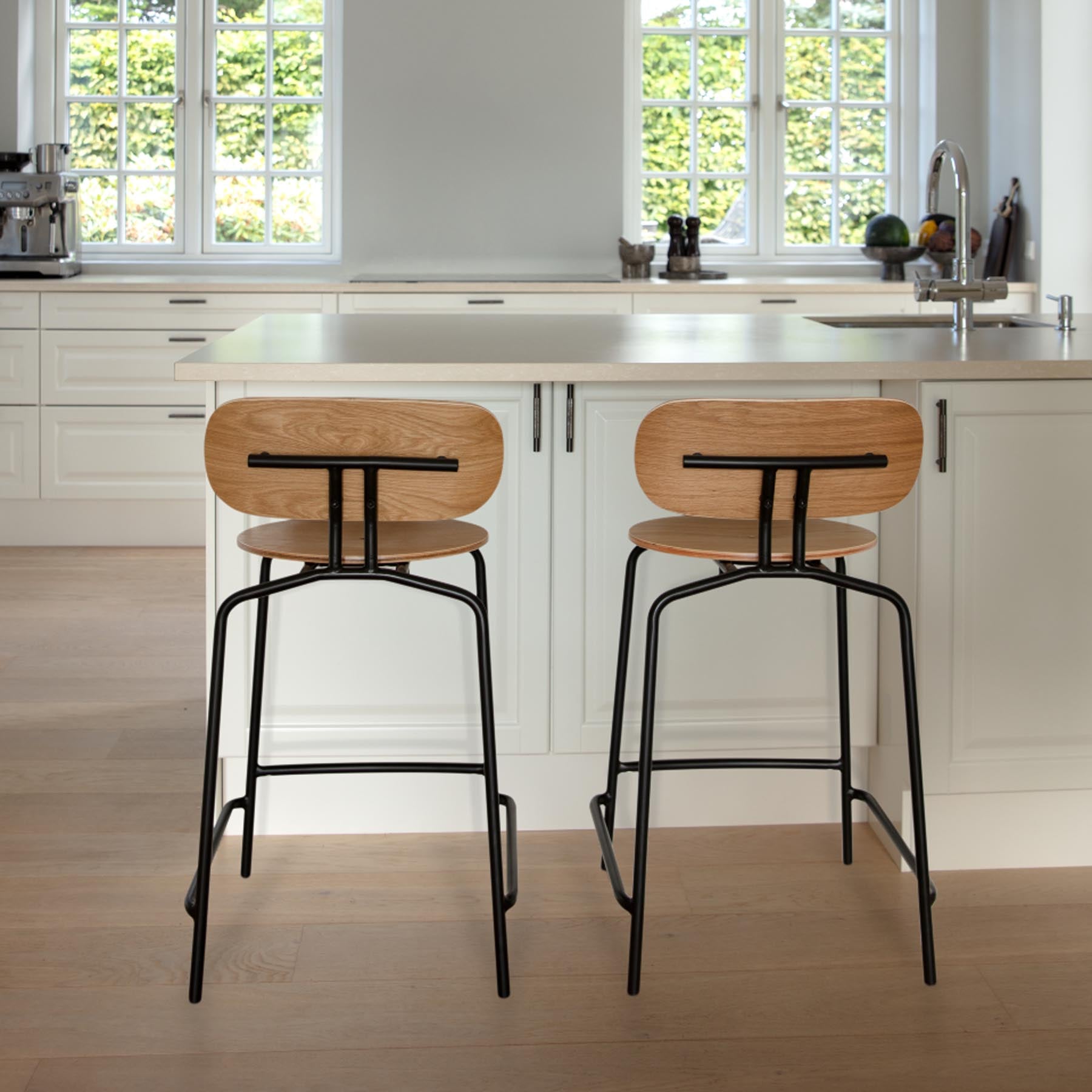 Stylischer Curious Counter-Stuhl in Sugar Brown von Umage, perfekt für zeitgemäße Bar- und Kücheneinrichtungen, bietet hohen Sitzkomfort.