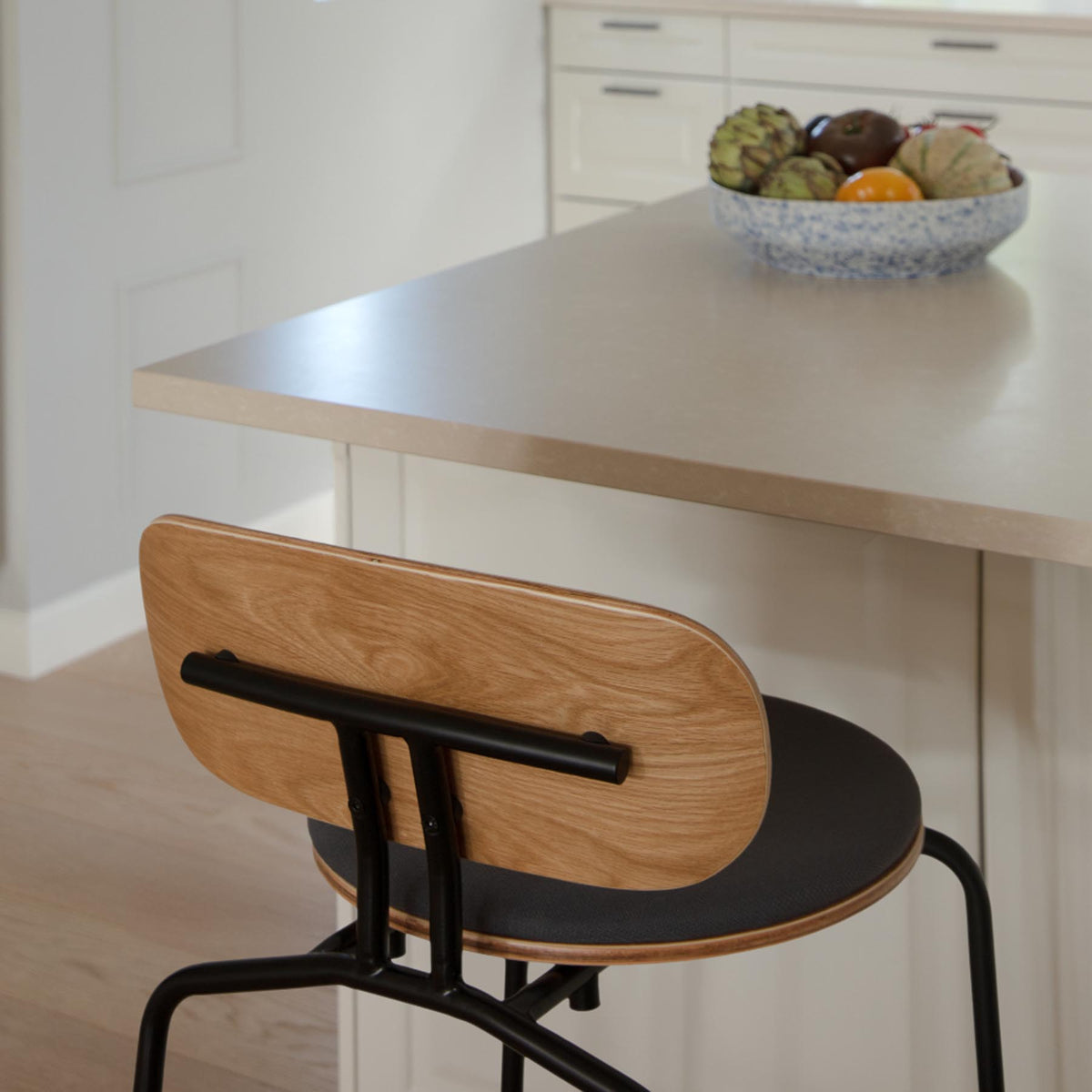 Curious Counter-Stuhl in Shadow präsentiert im Onlineshop von KAQTU Design AG. Barstuhl ist von Umage