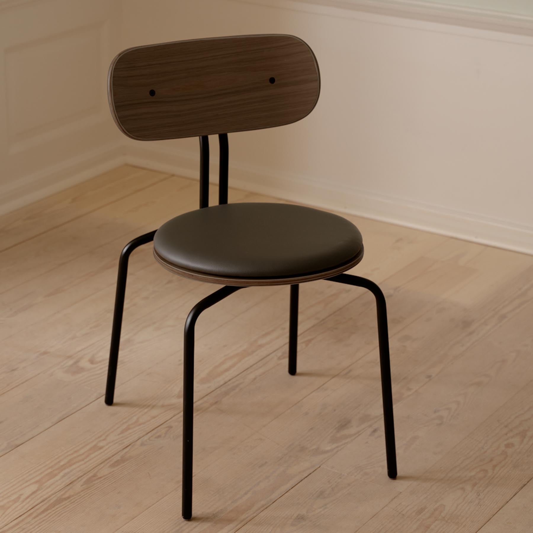 Eleganter gepolsterter Curious Stuhl in Anthrazit von Umage, ideal für stilvolle Wohnräume und moderne Einrichtungskonzepte.