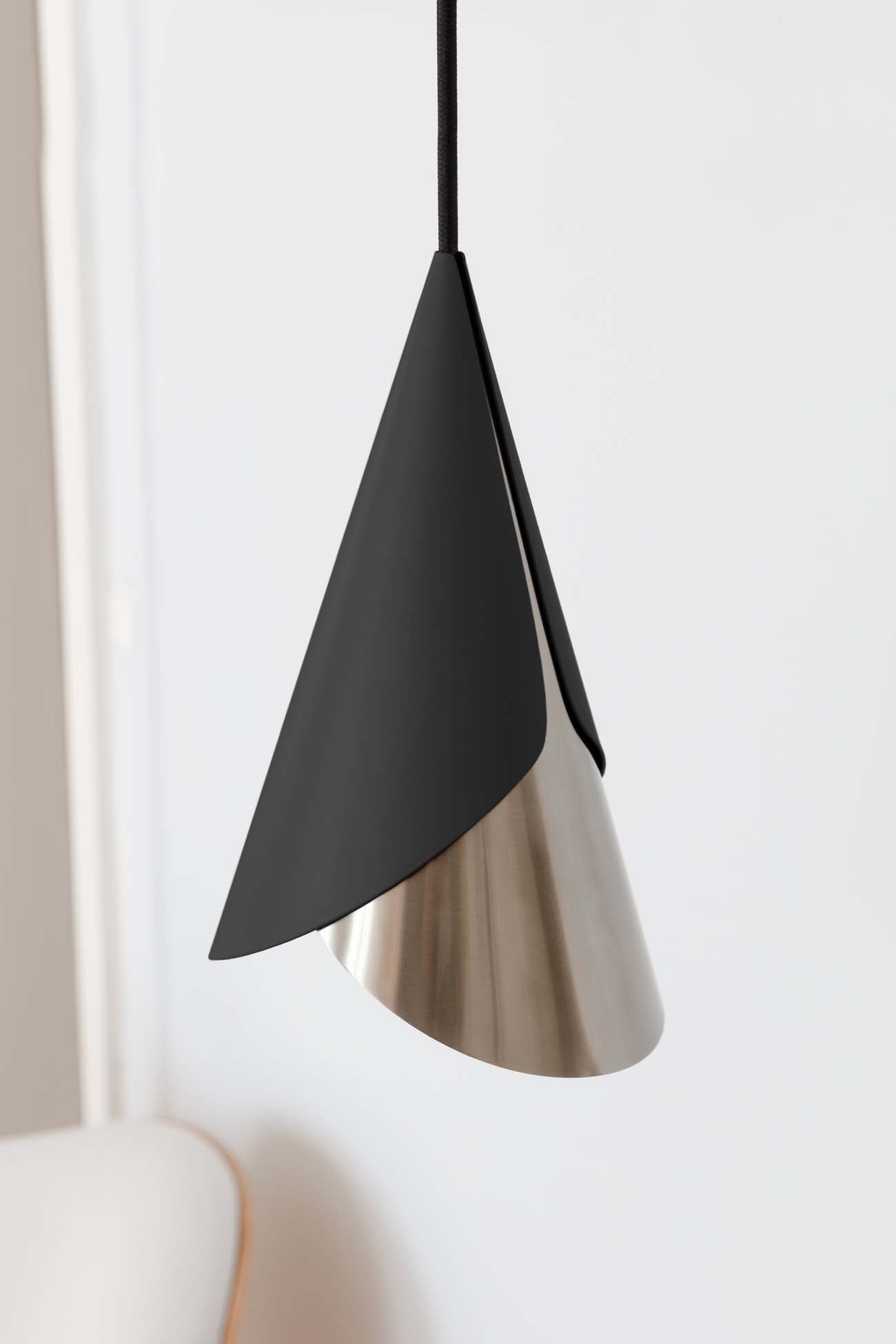 Cornet in Schwarz / Silber präsentiert im Onlineshop von KAQTU Design AG. Pendelleuchte ist von Umage