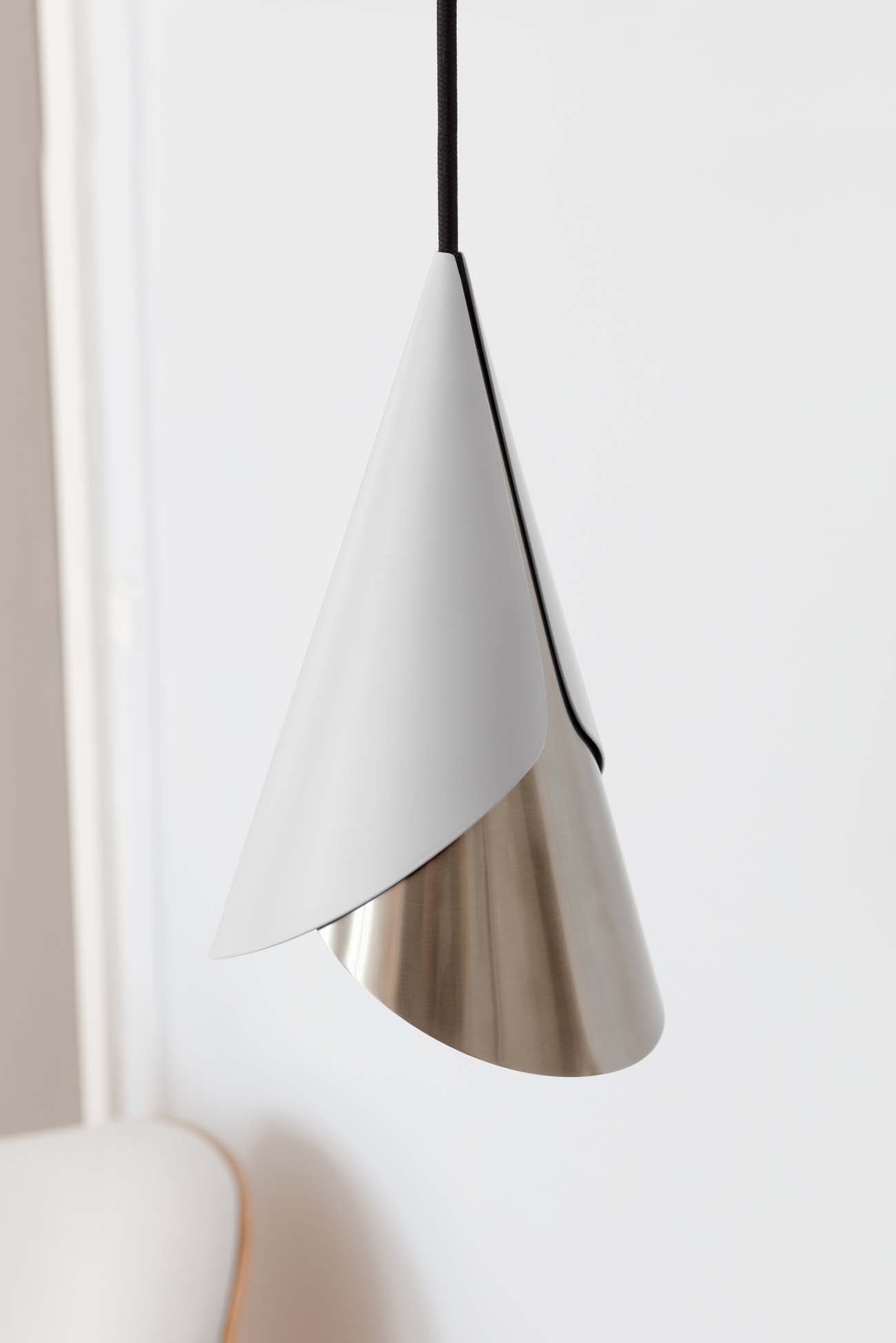 Cornet in Nuance Mist / Silber präsentiert im Onlineshop von KAQTU Design AG. Pendelleuchte ist von Umage
