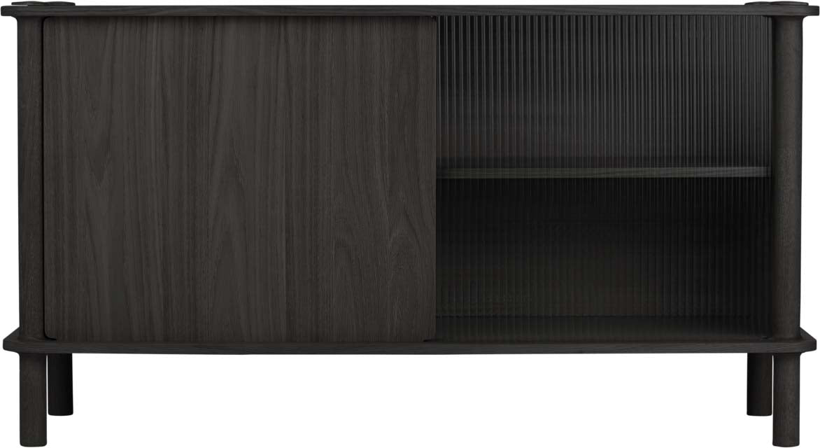 Italic Sideboard mit 1 Holztüre / 1 Glastüre in Eiche Schwarz präsentiert im Onlineshop von KAQTU Design AG. Sideboard ist von Umage
