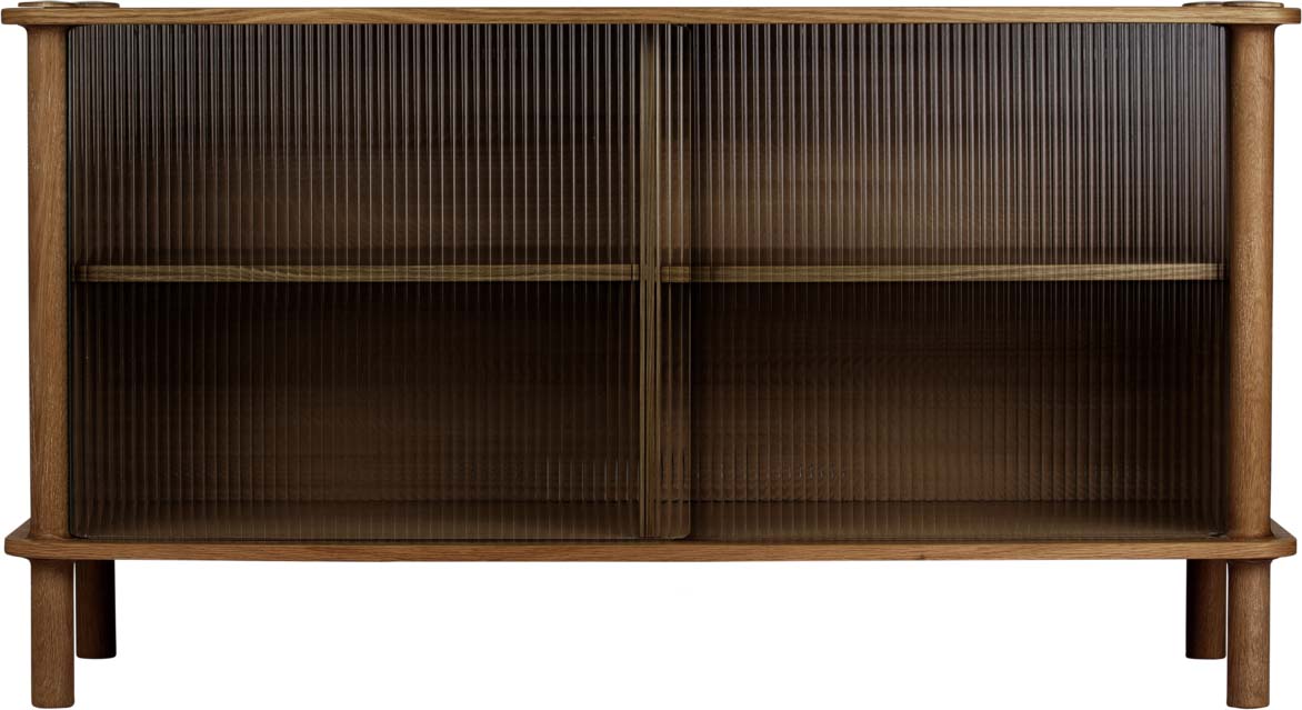 Italic Sideboard mit 2 Glastüren in Eiche Dunkel präsentiert im Onlineshop von KAQTU Design AG. Sideboard ist von Umage