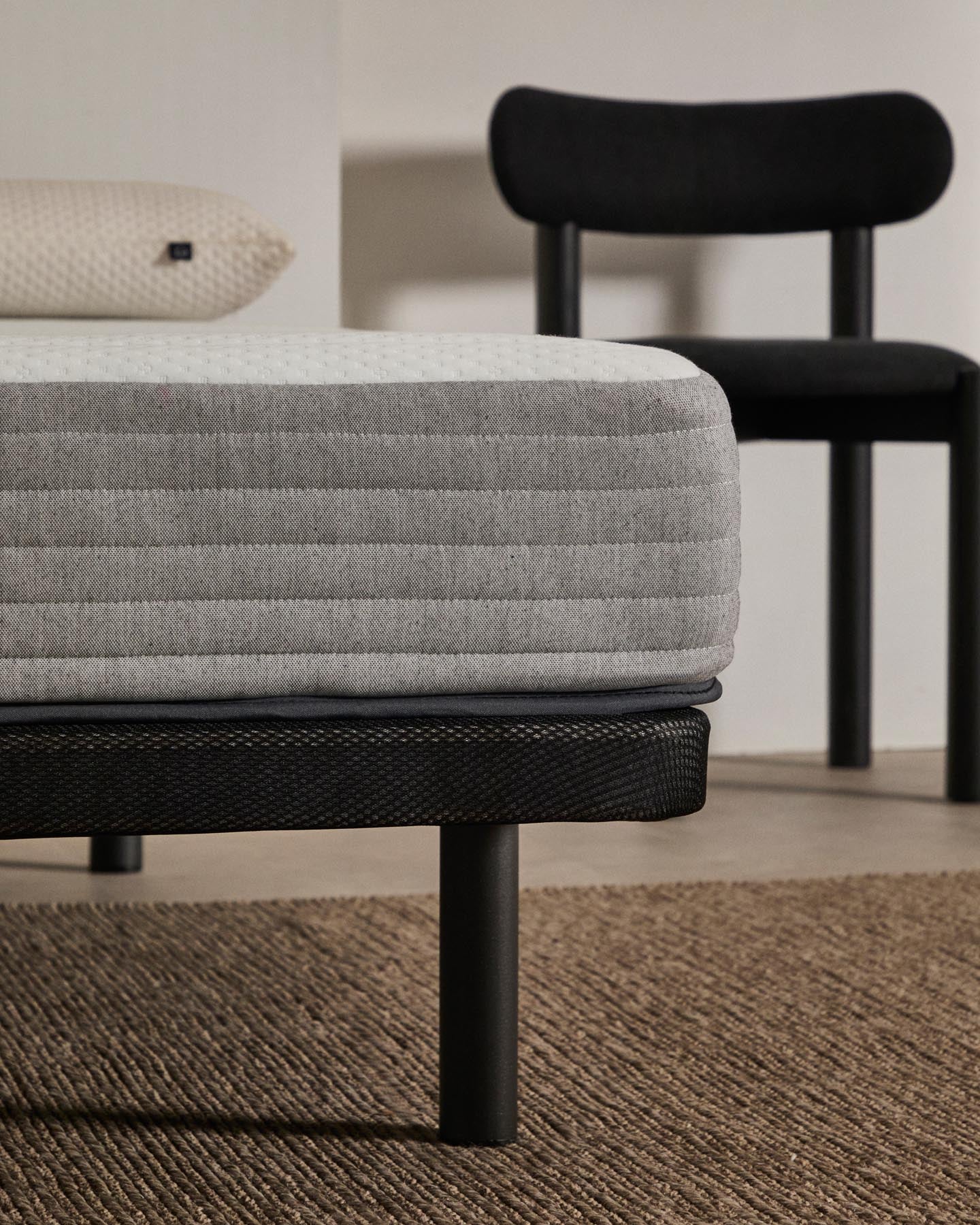 Unterbau Under, gepolstert mit 3D-Stoff für Matratzen 150 x 200 cm in Schwarz präsentiert im Onlineshop von KAQTU Design AG. Bettgestell ist von Kave Home