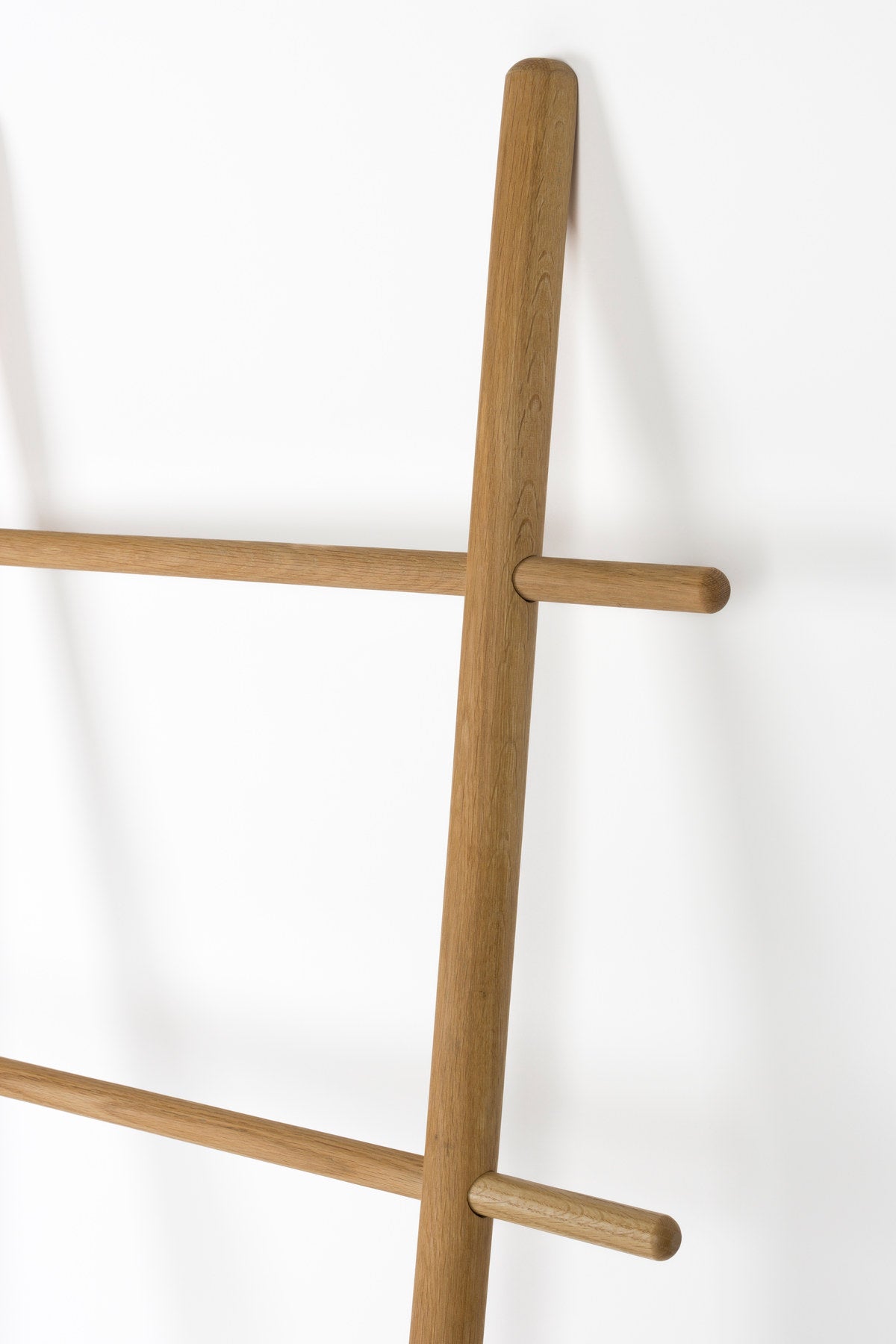Kleiderständer Leiter Jhon aus Eichenholz in Leiterform, an die Wand gelehnt