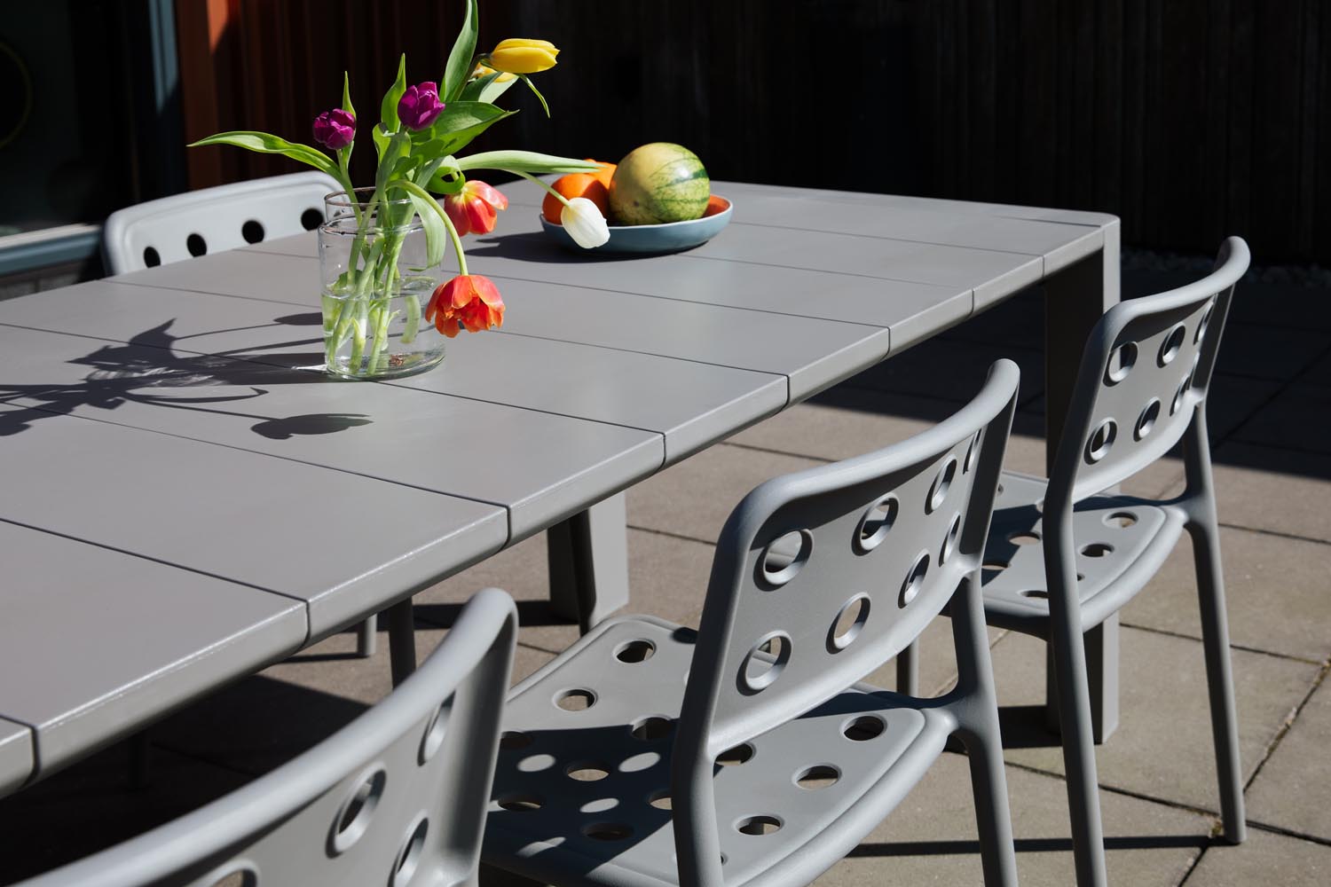 Verleihen Sie Ihrem Garten mit dem Gartentisch Alban 220x100 von White Label Living einen modernen Akzent – ideal für gesellige Runden und langlebig.