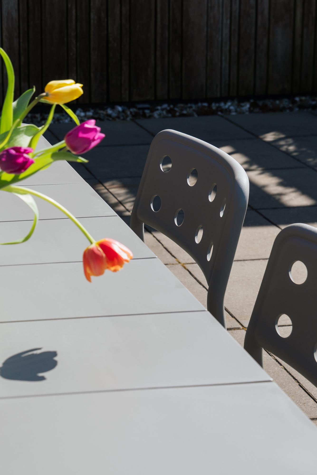 Gestalten Sie Ihre Outdoor-Oase mit dem Gartentisch Alban 220x100 von White Label Living – großzügig, stilvoll und perfekt für gesellige Anlässe.