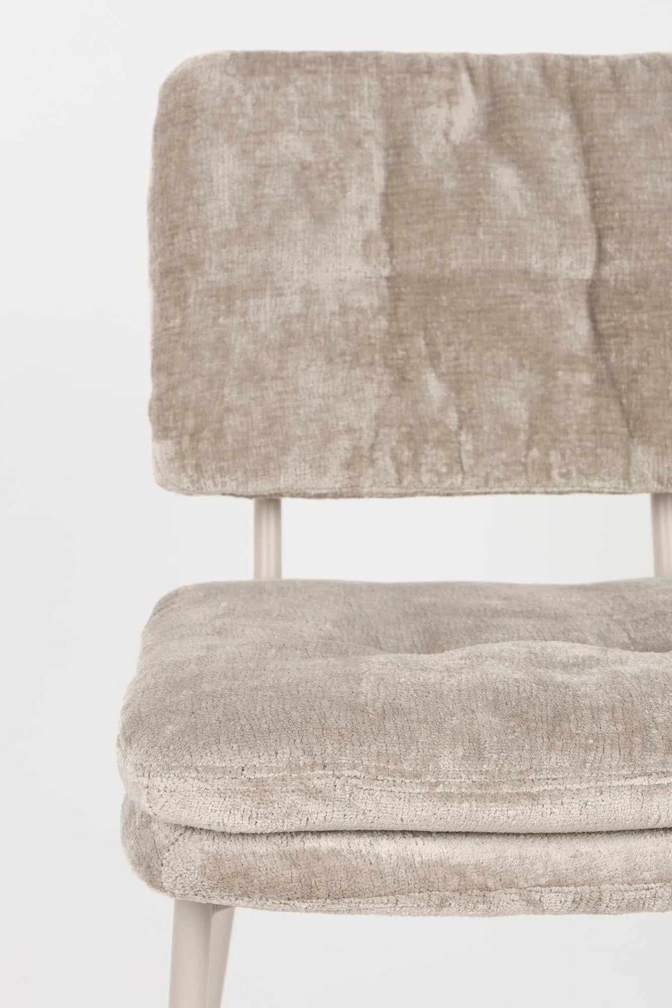 Der Stuhl Franck von White Label Living: modernes Design, hoher Sitzkomfort, langlebiger Polyesterbezug, zeitlos und vielseitig.