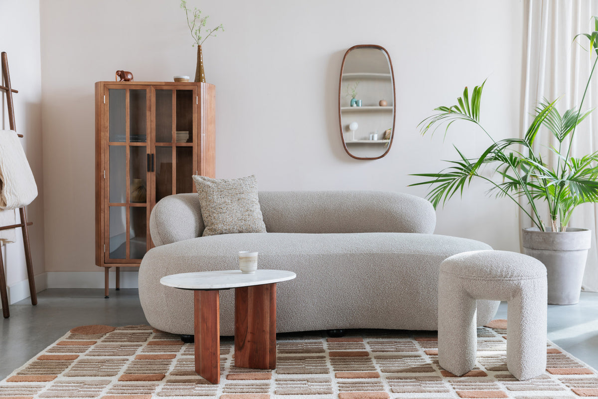 2er Sofa Noxx mit weichem Teddy-Stoffbezug und organisch gerundeter Form