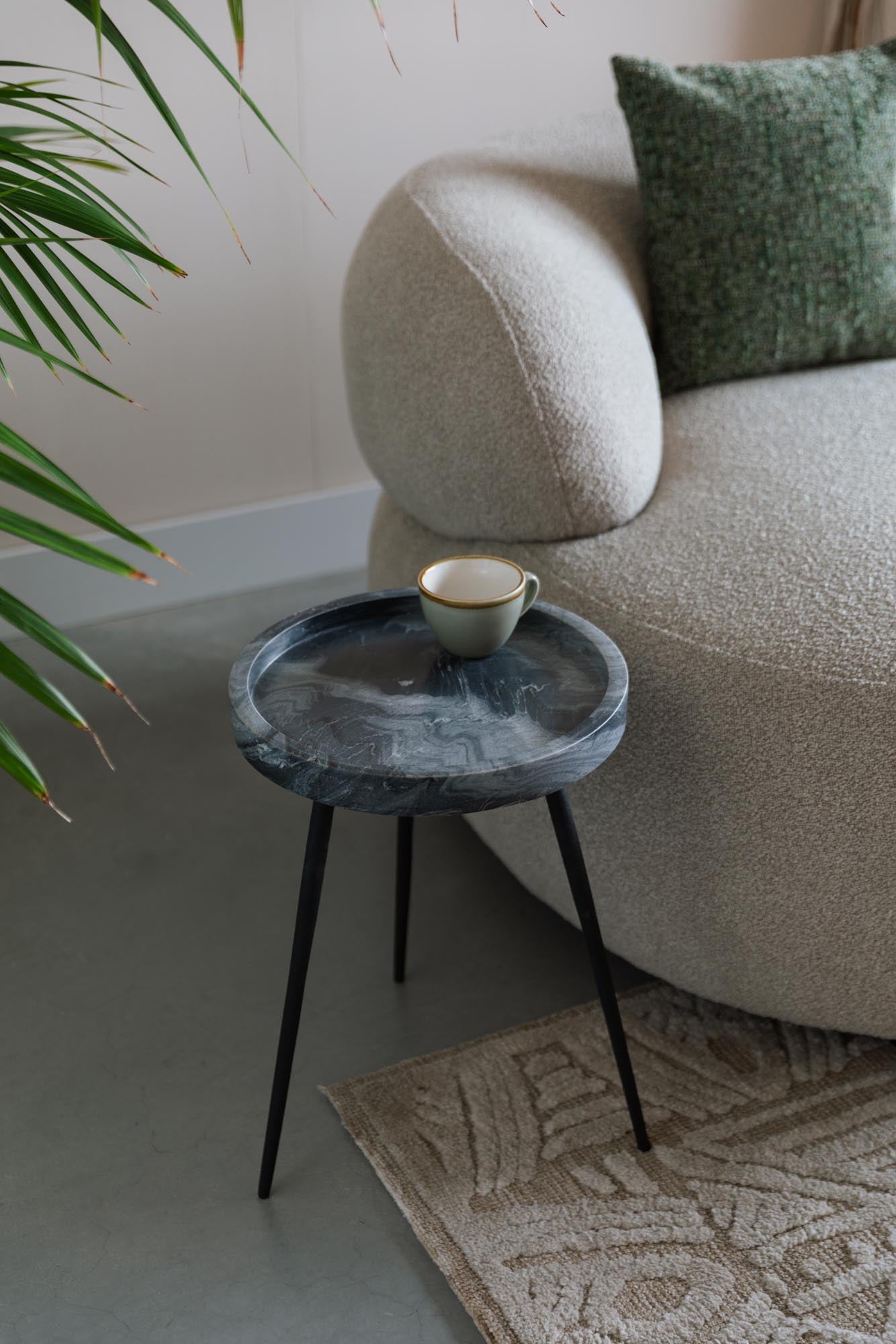 Stilvoller Beistelltisch Karrara Grey von White Label Living – ideal für jeden Raum, vereint Eleganz, Qualität und praktische Nutzungsmöglichkeiten.