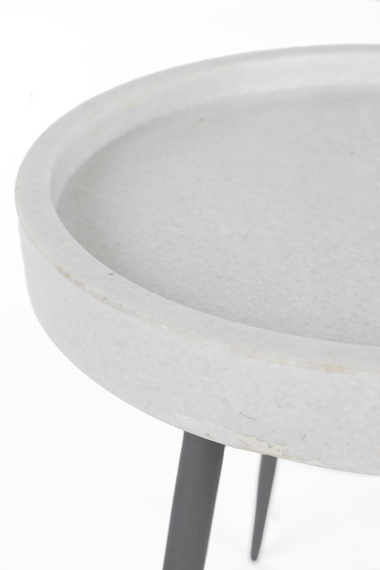 Entdecken Sie den eleganten Beistelltisch Karrara White von White Label Living – ein stilvolles Möbelstück aus edlem Karrara-Marmor und modernem Metall.