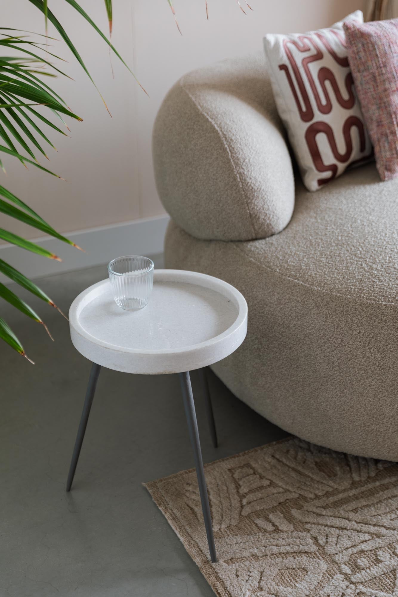 Entdecken Sie den Beistelltisch Karrara White von White Label Living – ein stilvolles Möbelstück aus edlem Marmor und robustem Metall, ideal für jeden Raum.