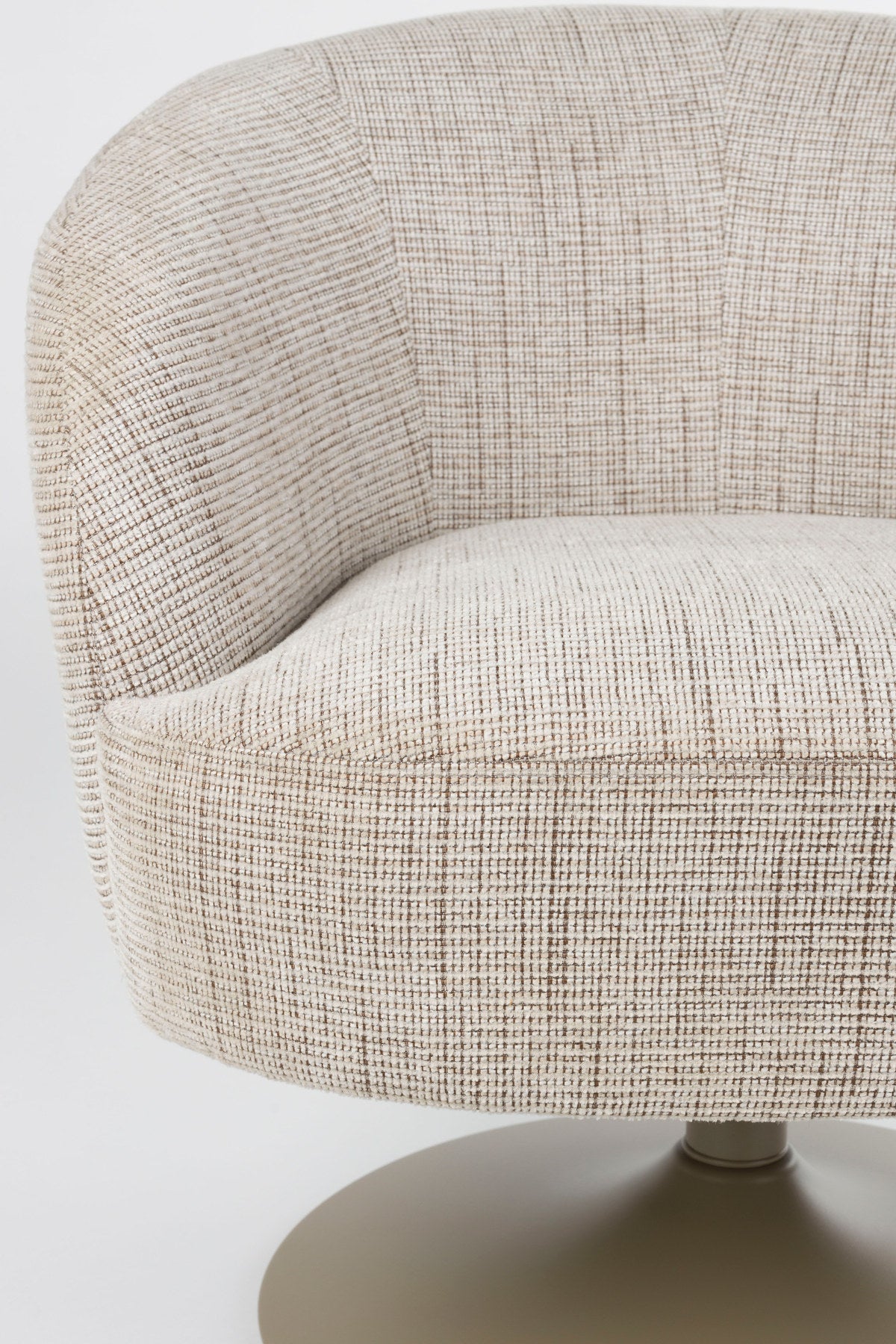 Sessel Renate in Braun präsentiert im Onlineshop von KAQTU Design AG. Drehsessel ist von White Label Living