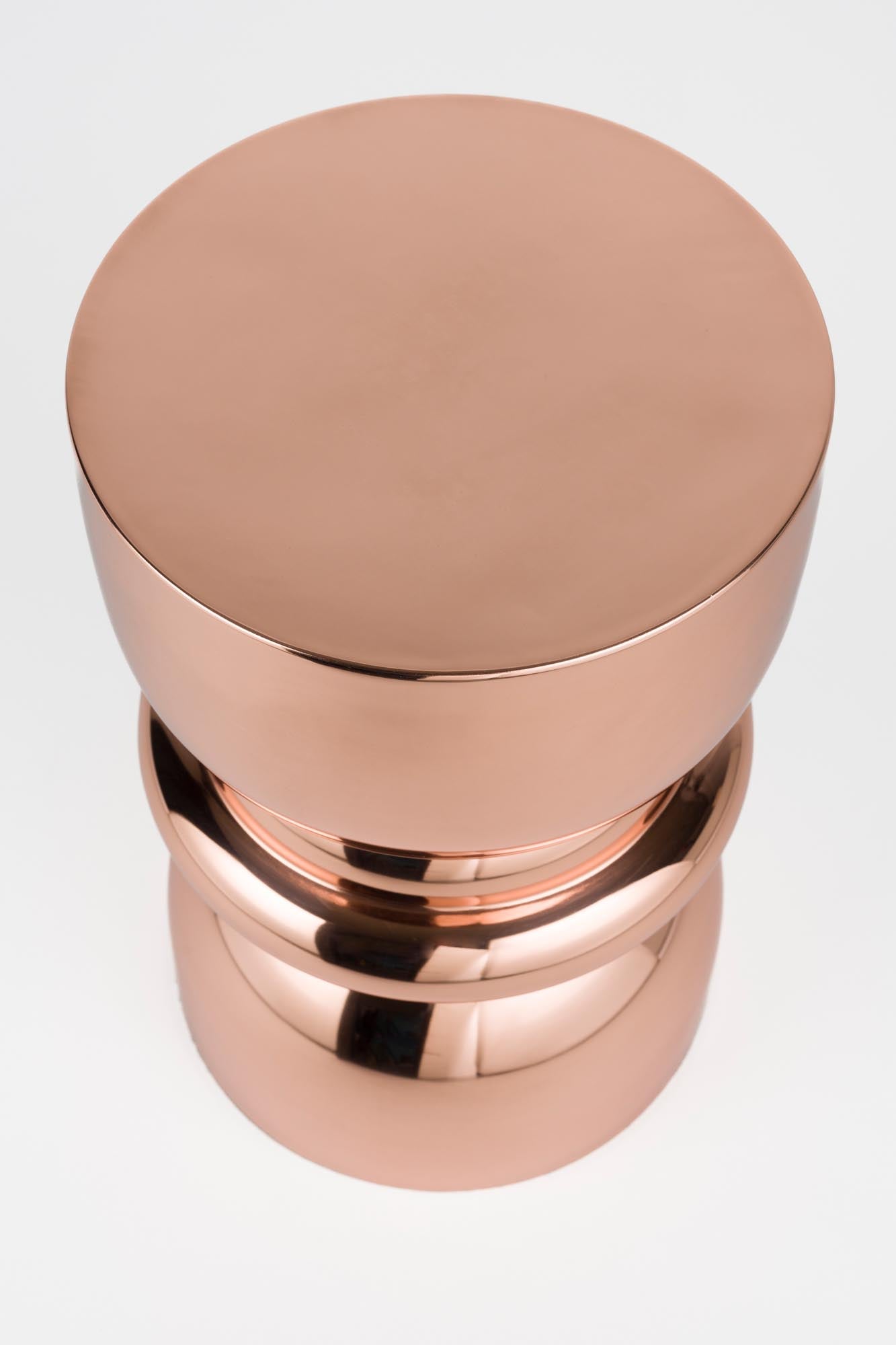 Entdecken Sie den Beistelltisch Kinga Copper von White Label Living – ein elegantes Designstück, das jedem Raum einen Hauch von Luxus verleiht.