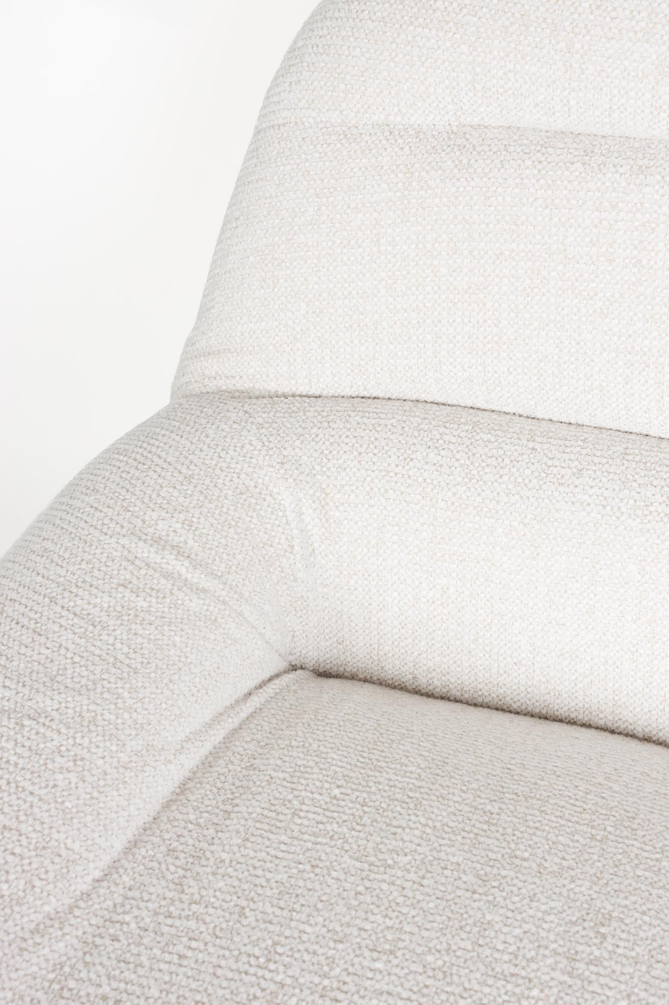 Entdecken Sie den Sessel Velvoro von White Label Living – ein eleganter Rückzugsort, der Komfort und modernes Design perfekt vereint.
