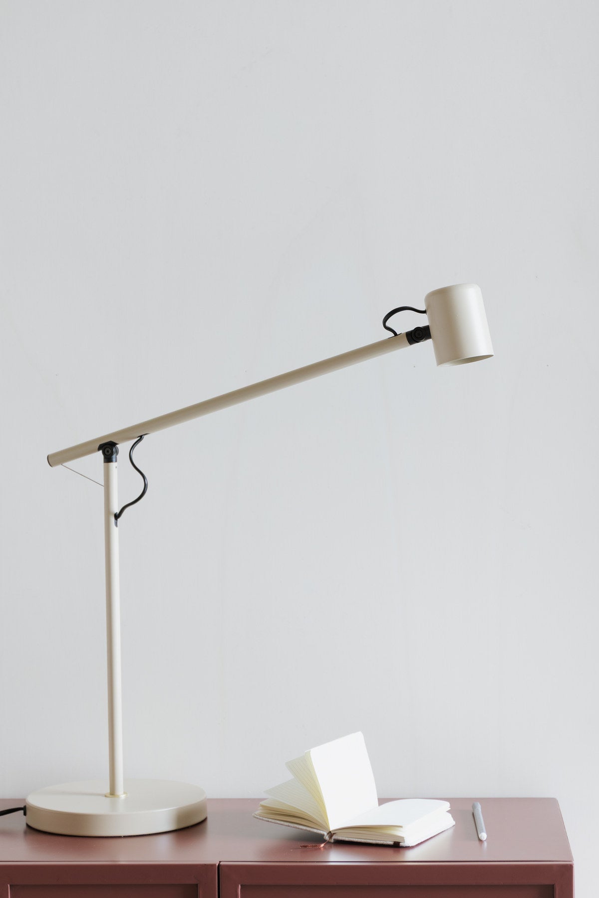 Stehleuchte Aero aus matt pulverbeschichtetem Metall mit kleinem Schirm und flachem Fuss