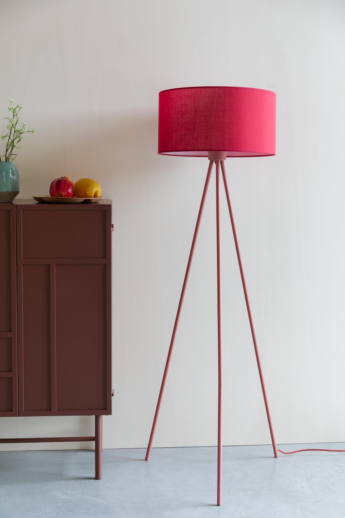 Stehleuchte Susie Red in rot präsentiert im Onlineshop von KAQTU Design AG. Stehleuchte ist von White Label Living