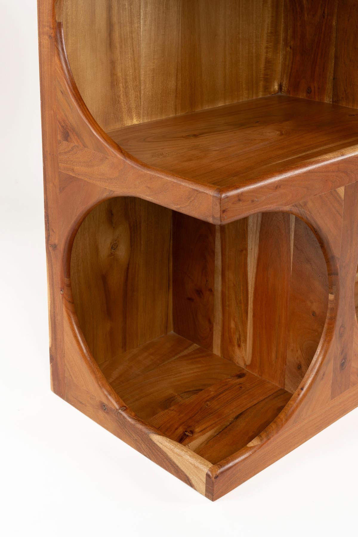 Elegantes Cabinet Ruben von White Label Living, aus hochwertigem Holz, ideal für stilvolle Aufbewahrung und Wohnraumakzente.