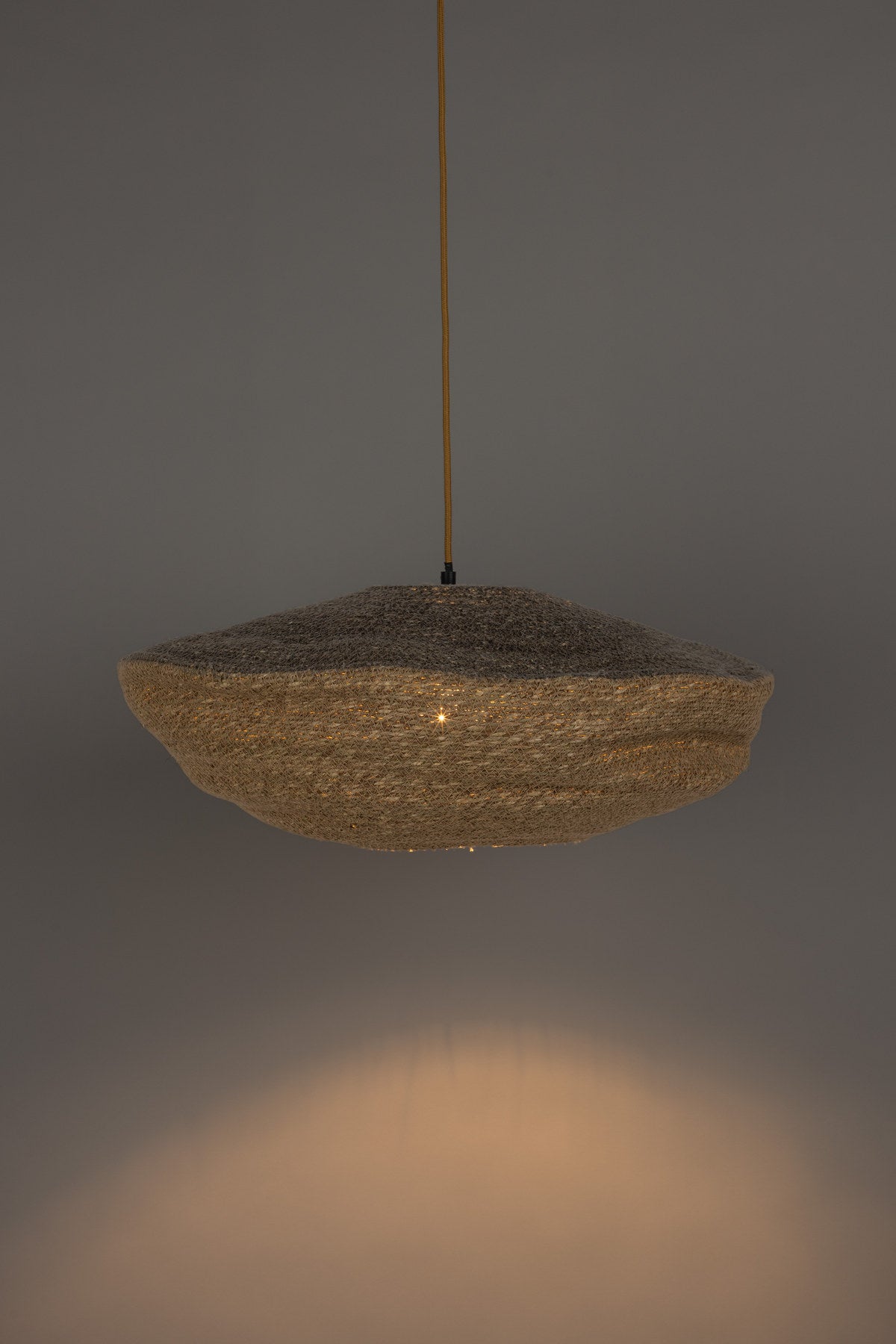 Pendelleuchte Dauw L von White Label Living mit Schirm aus geflochtenem Moonj-Gras, Lampenkorpus aus Eisen und schwarzem Kabel, Farbe natural.
