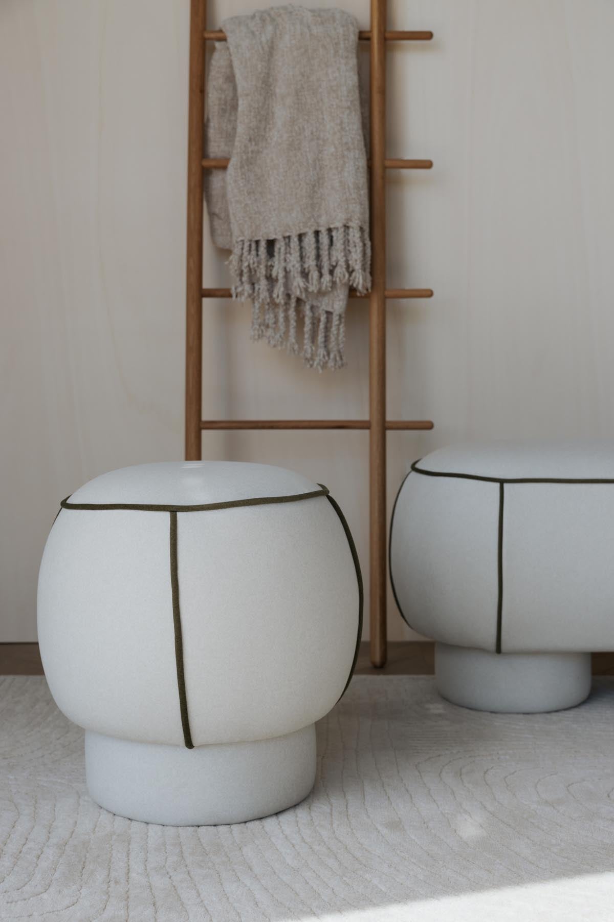 Hocker Marina in Weiss präsentiert im Onlineshop von KAQTU Design AG. Hocker ist von White Label Living