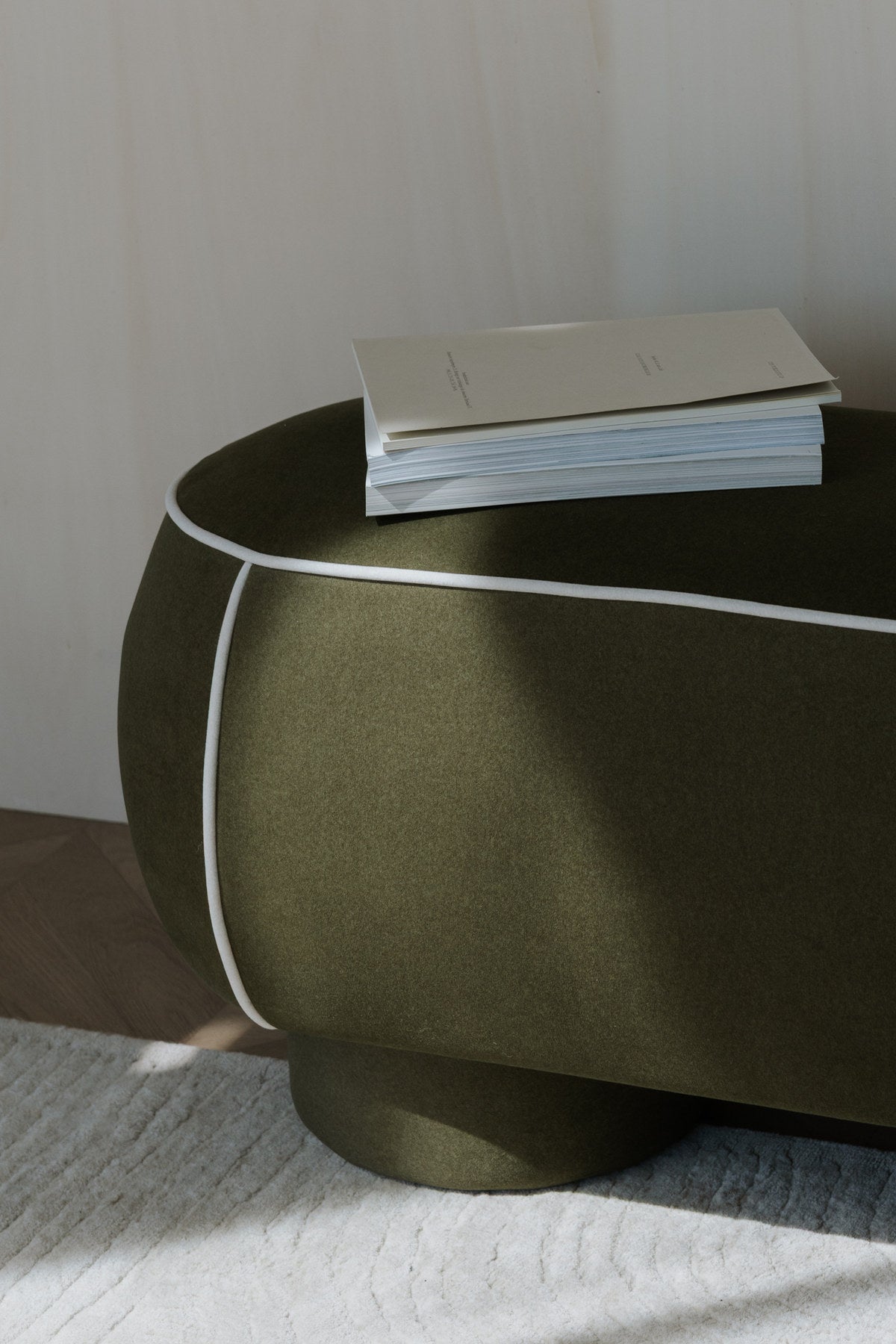 Bank Marina in Weiss präsentiert im Onlineshop von KAQTU Design AG. Sitzbank ist von White Label Living