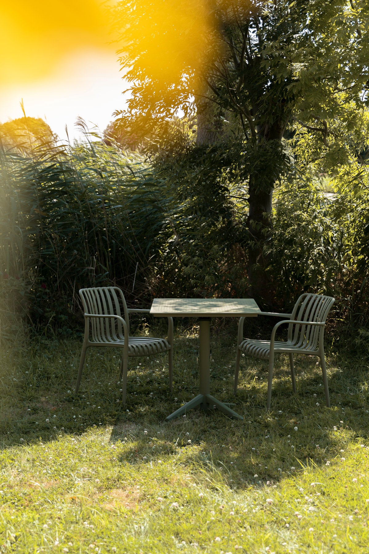 Bistro Tisch George in Grün präsentiert im Onlineshop von KAQTU Design AG. Gartentisch ist von White Label Living