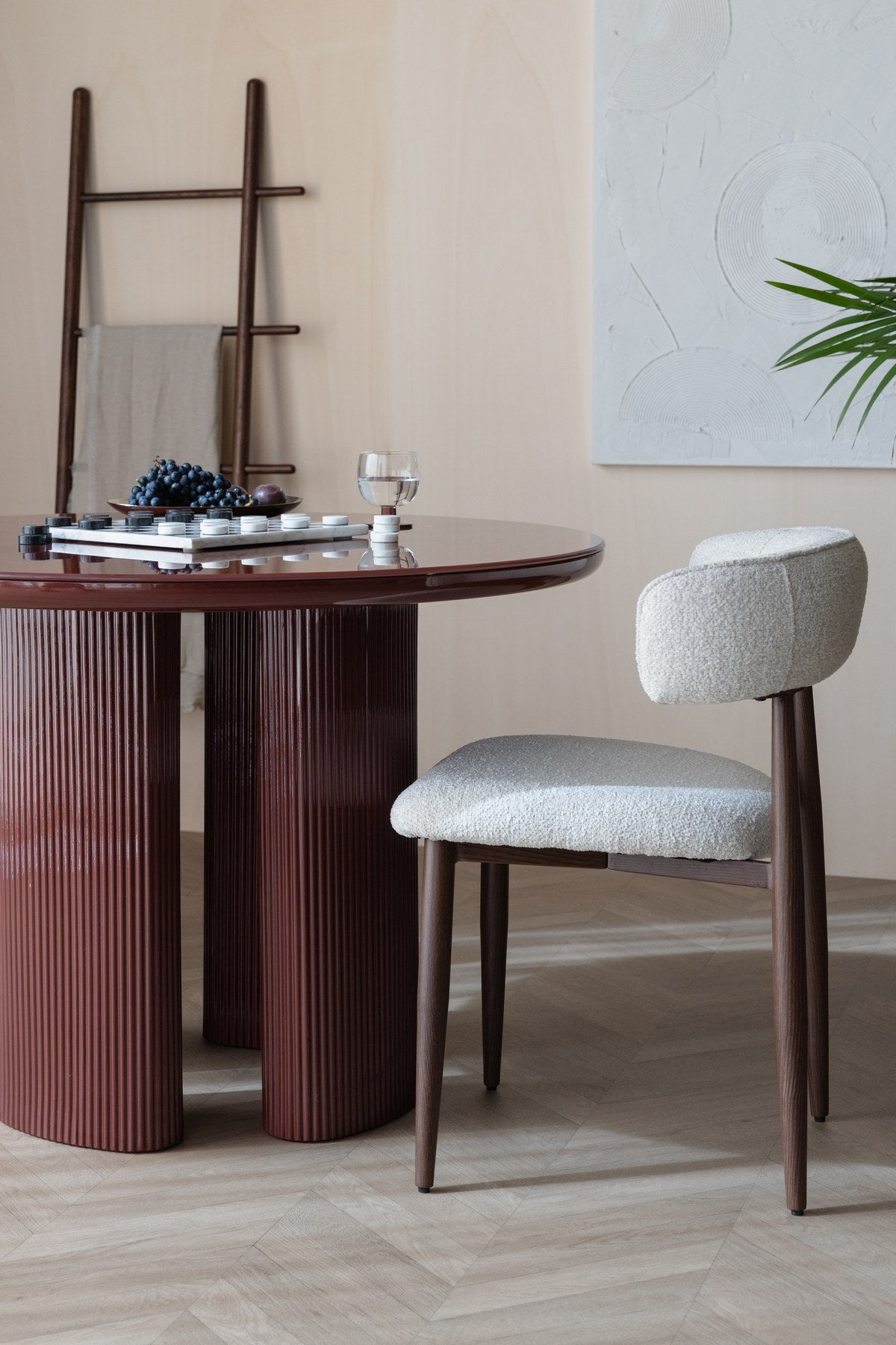 Gepolsterter Esszimmerstuhl Chair Stanley von White Label Living mit beigem Polyester-Bezug und braunem, pulverbeschichtetem Eisengestell.