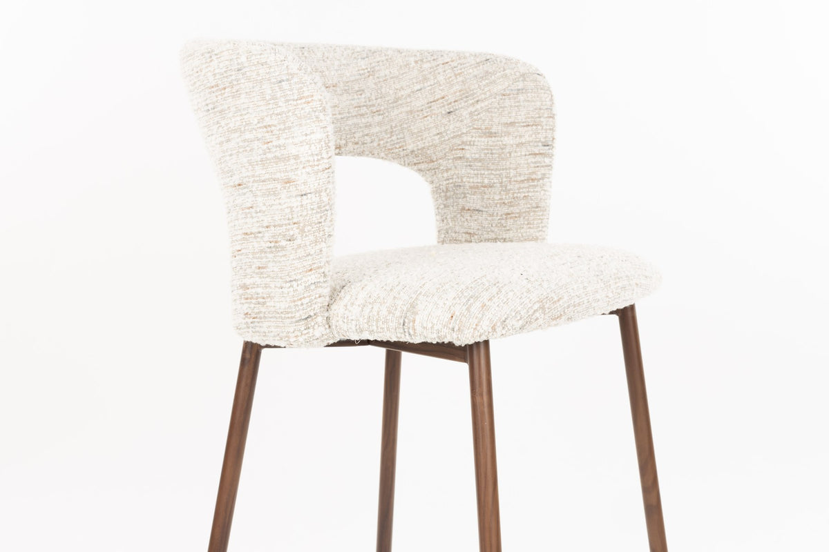 Barhocker Chelsea von White Label Living mit gepolstertem Sitz in Beige, Gestell aus Birkenholz mit bogenförmiger Rückenlehne.